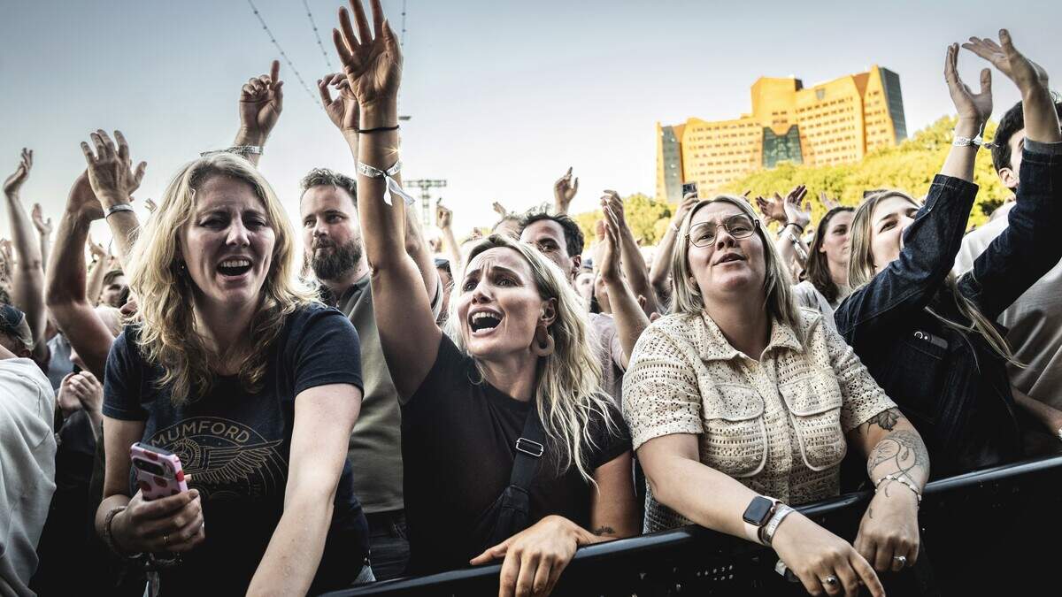 Mumford & Sons Perform Live at Groningen Stadspark - A Fan's Love for Banjo and Contrabass - News Directory 3