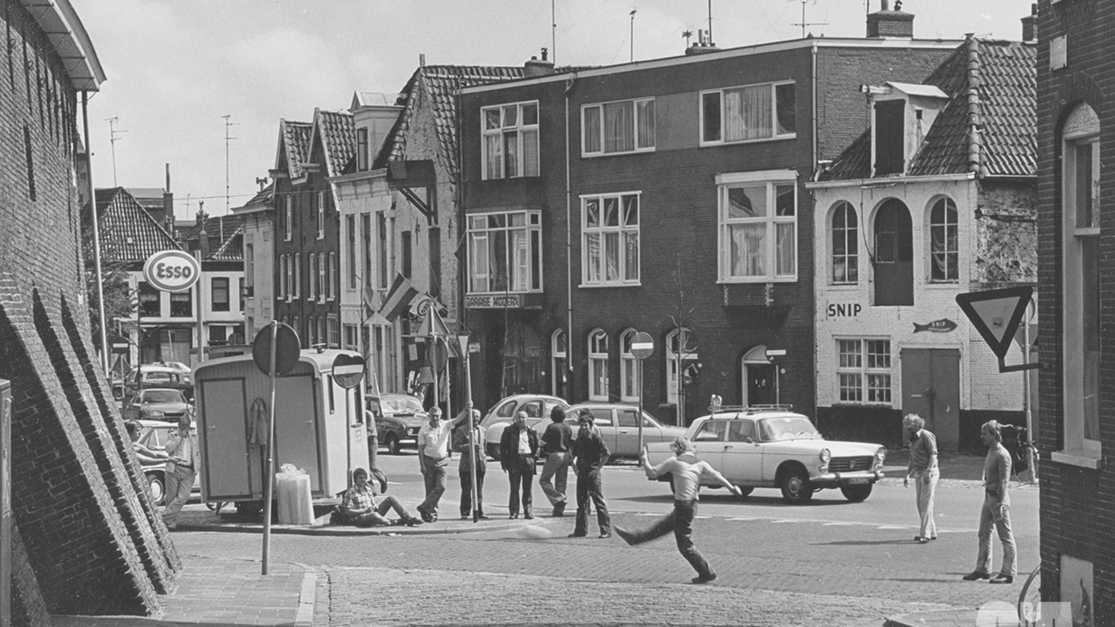 Groningen Kleine Peperstraat 1975: van fietsstraat tot bus- en terrastuin met ’De Grote Verscheuring