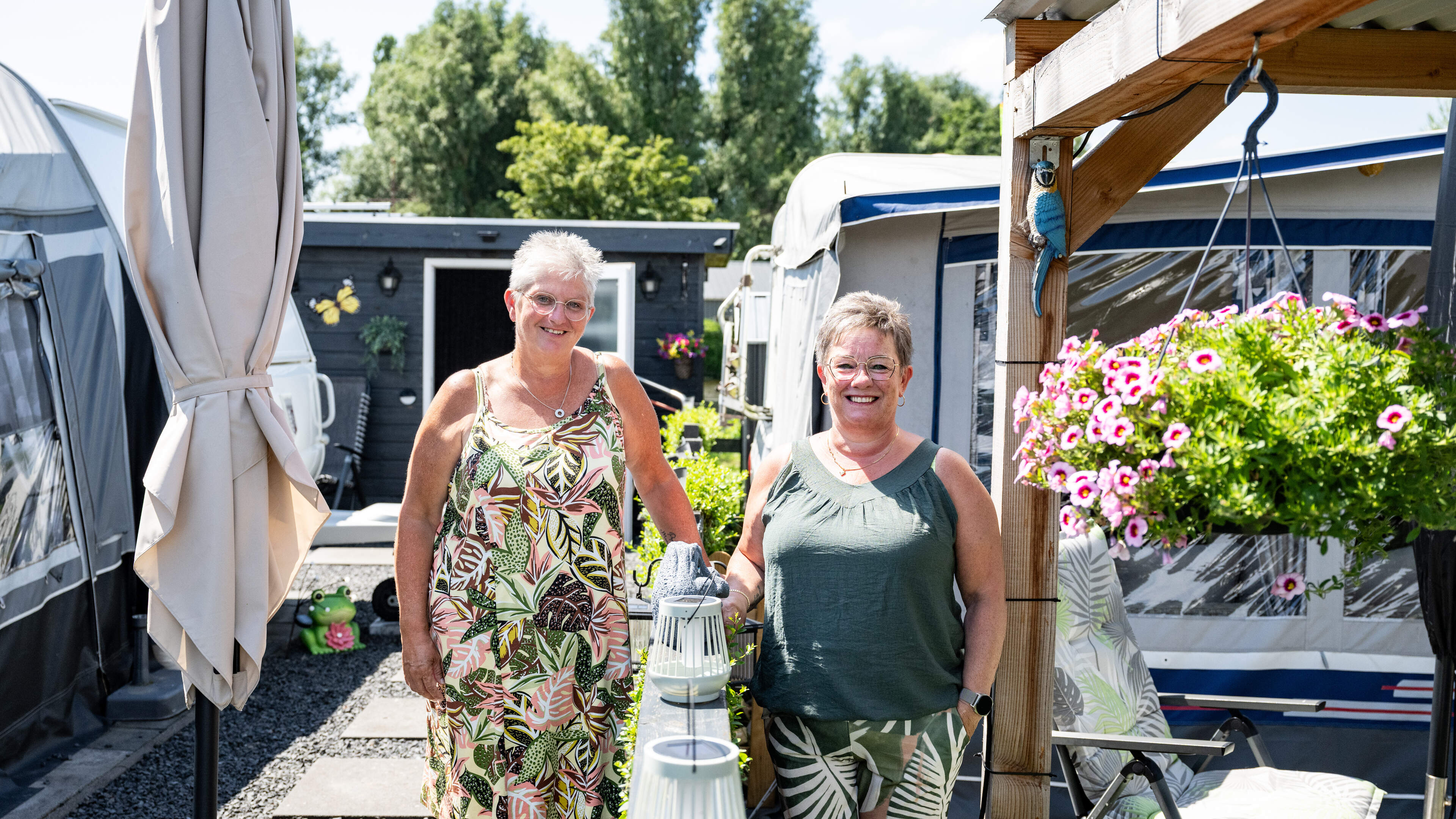 Ineke en Jelly: buurvrouwen in Winschoten, buurvrouwen op de camping