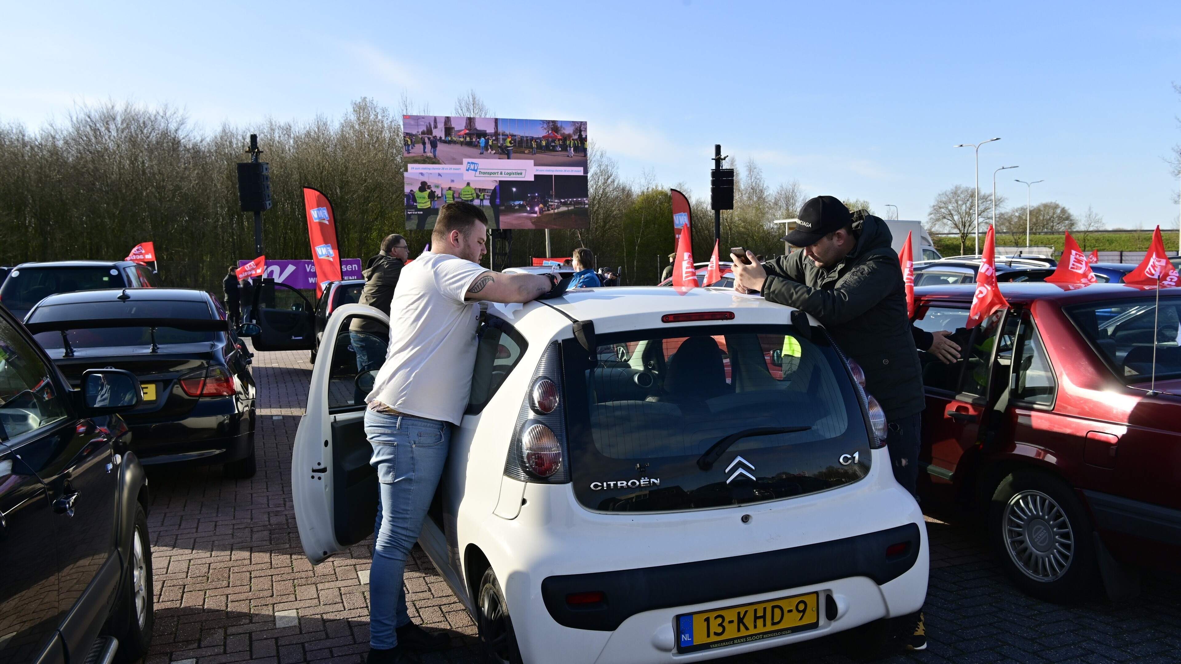 Vrachtwagenchauffeurs uit Drenthe, Groningen, Overijssel en Friesland staken in Rogat: ze willen sal