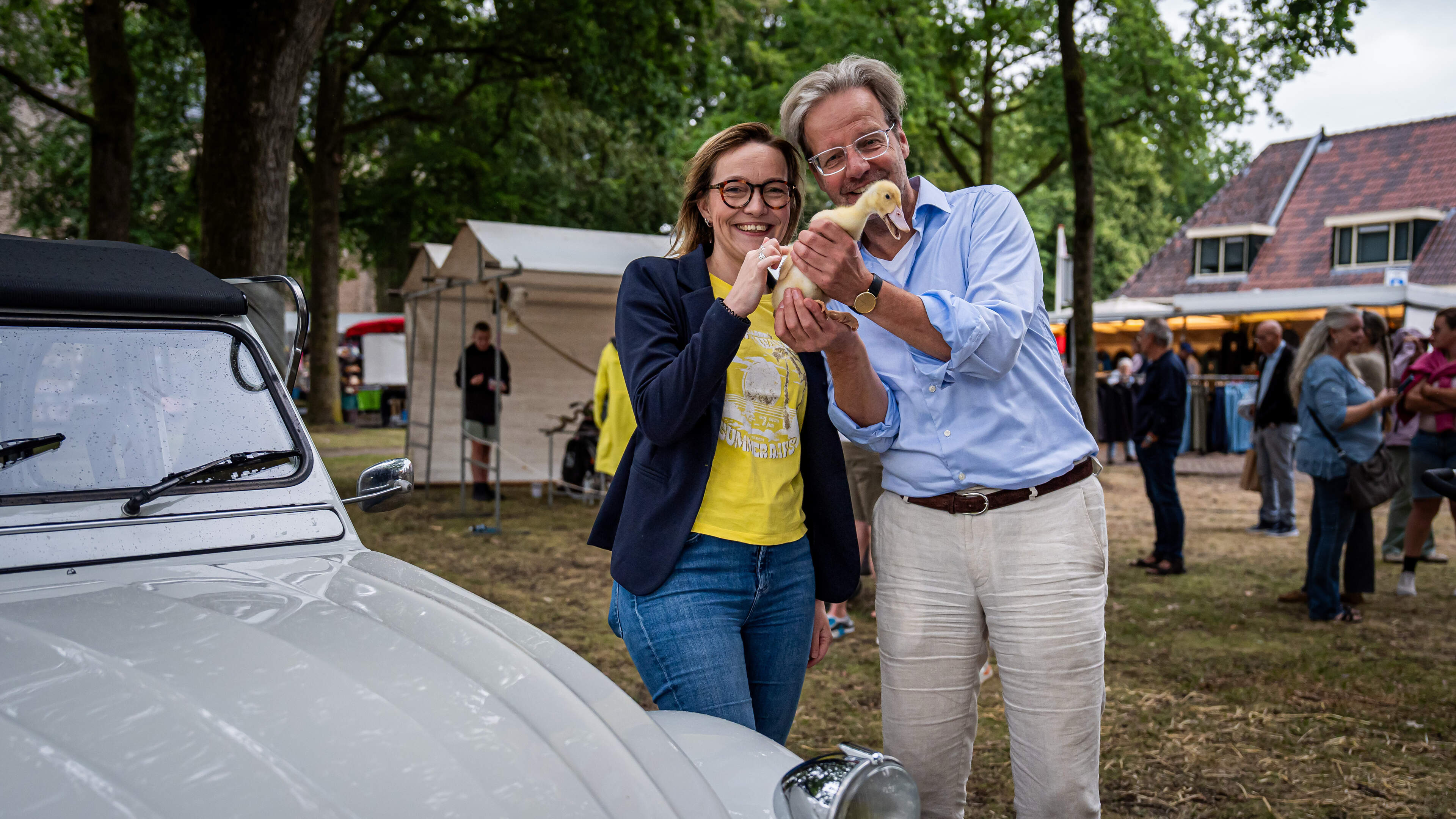 Dierendag op Zomermarkt: Lelijke Eend past perfect tussen de geiten, uil, alpaca en papegaaien in Di