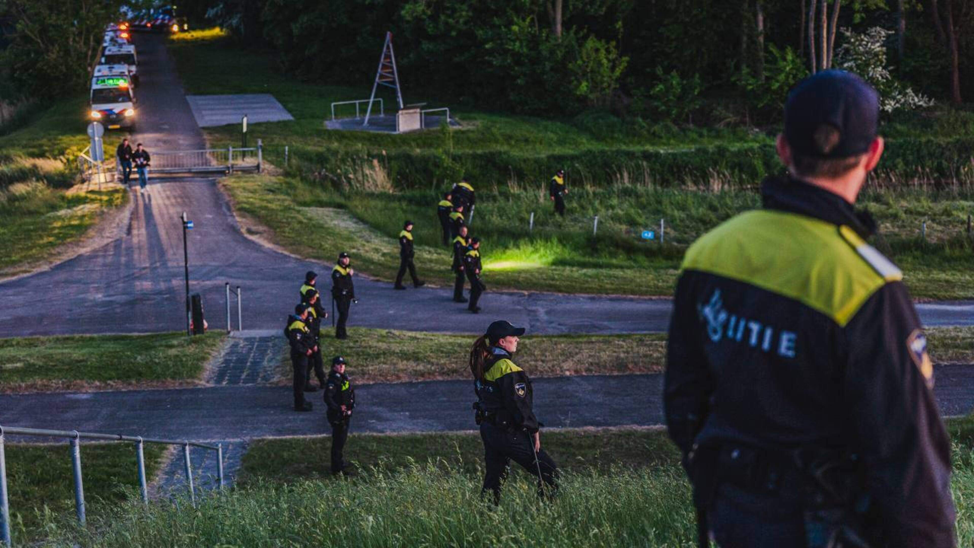 Politie start bij Finsterwolde zoekactie naar Jeffrey (10) en Emma (8) en hun vader