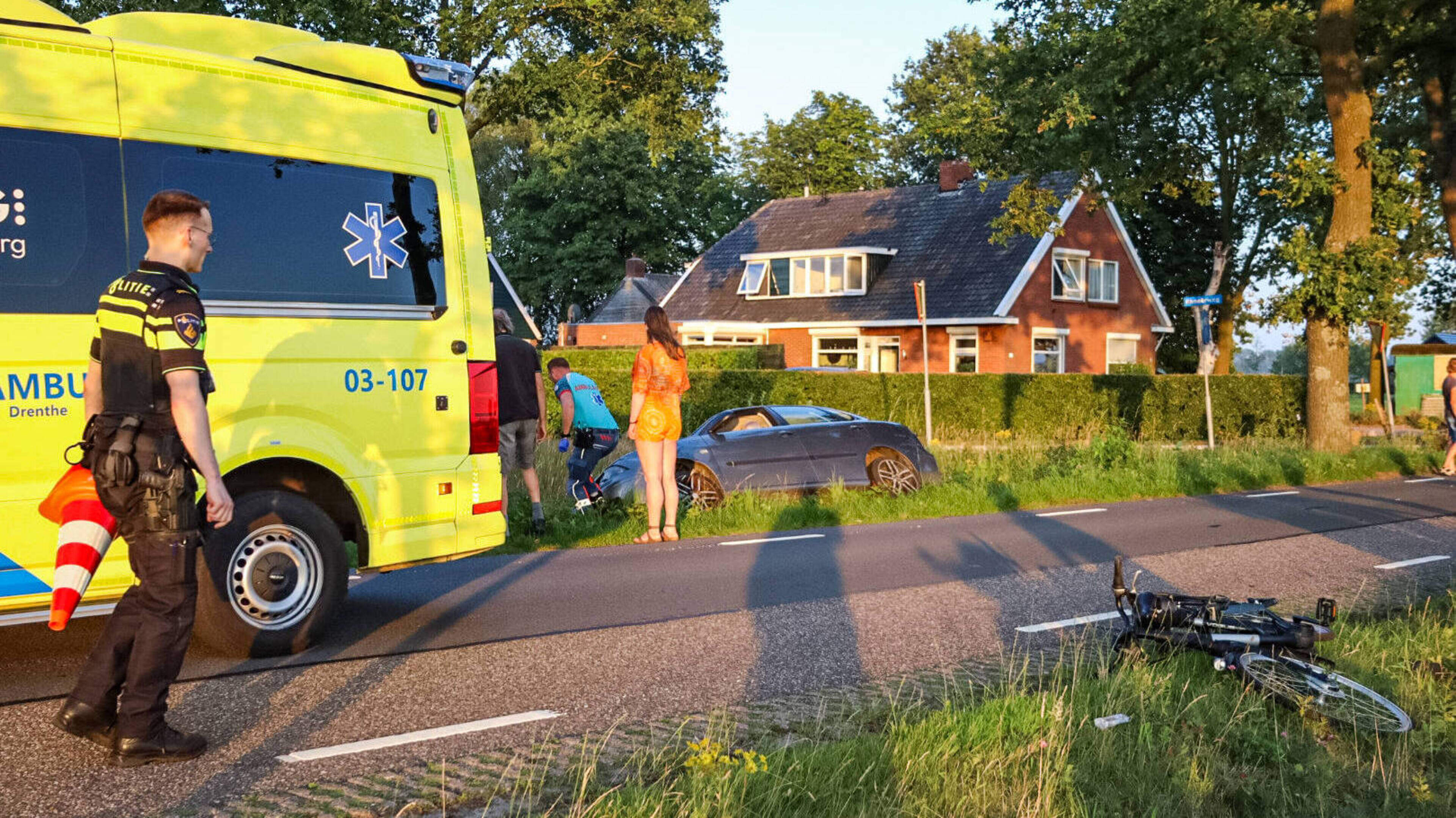 Auto botst op fietser en belandt in sloot in Ter Aard. Kettingbotsing op A28 richting Assen
