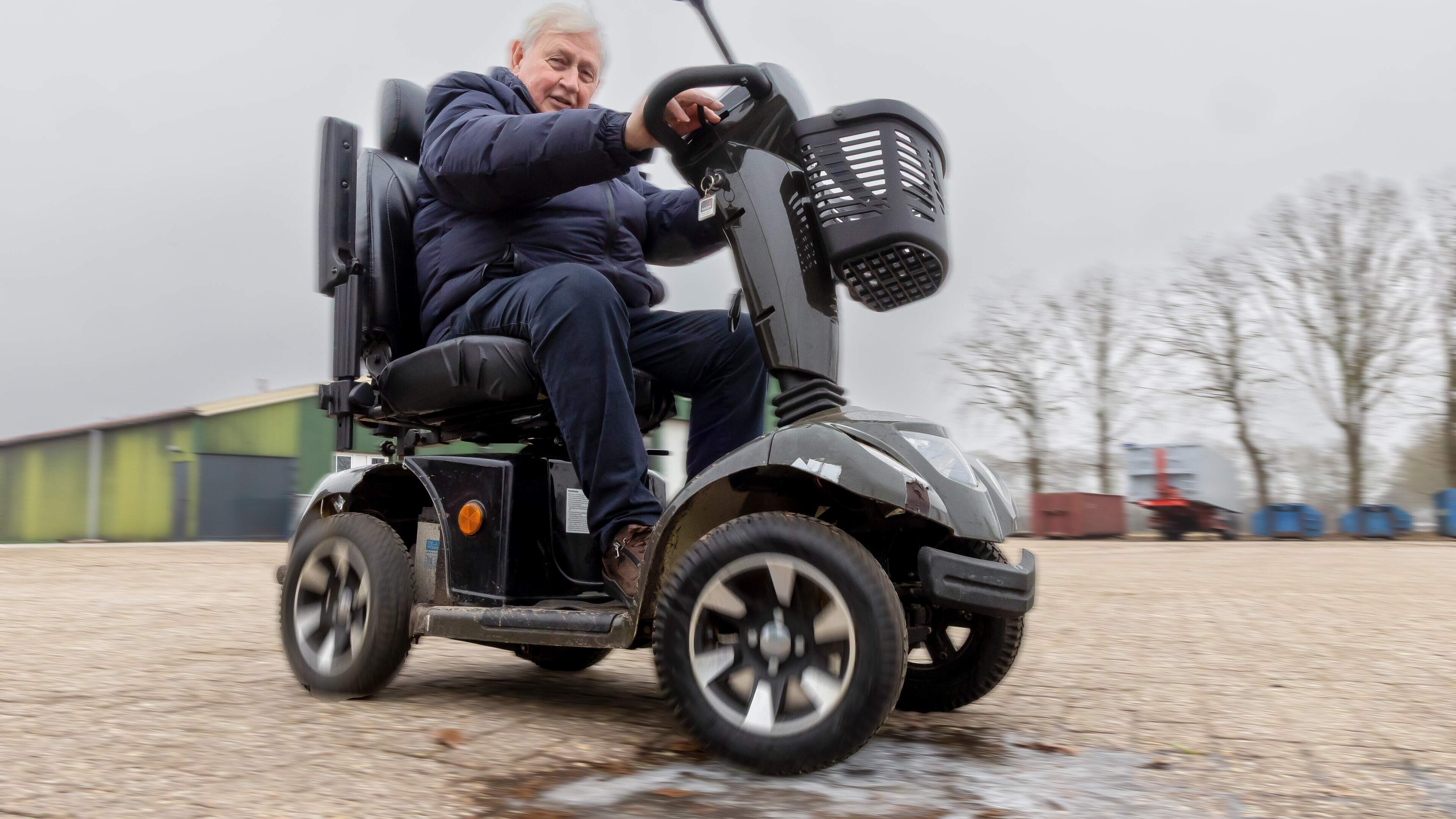 Driftende scootmobiel-opa Klaas uit Hijken is een hit op sociale media
