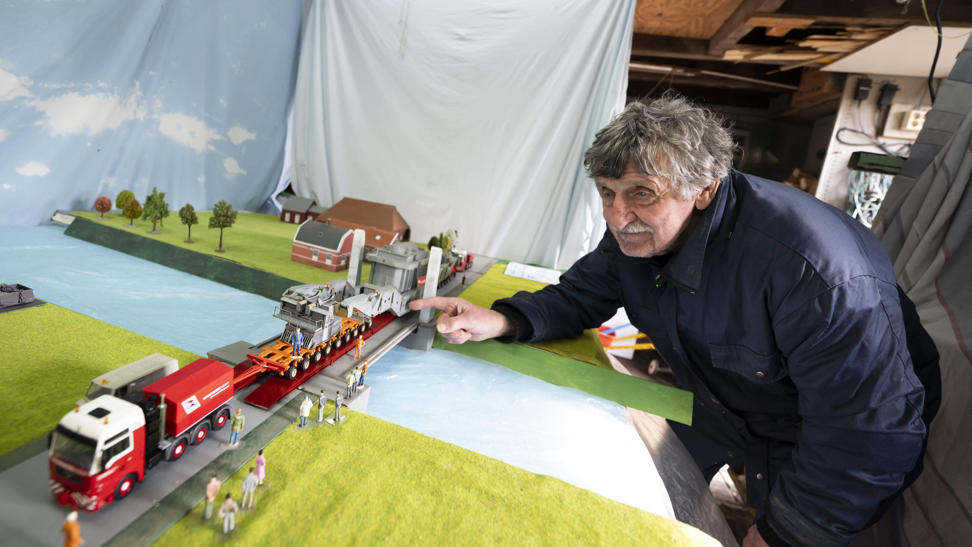 Klaas (76) uit Middelstum bouwt transport van megatransformator in miniatuur na