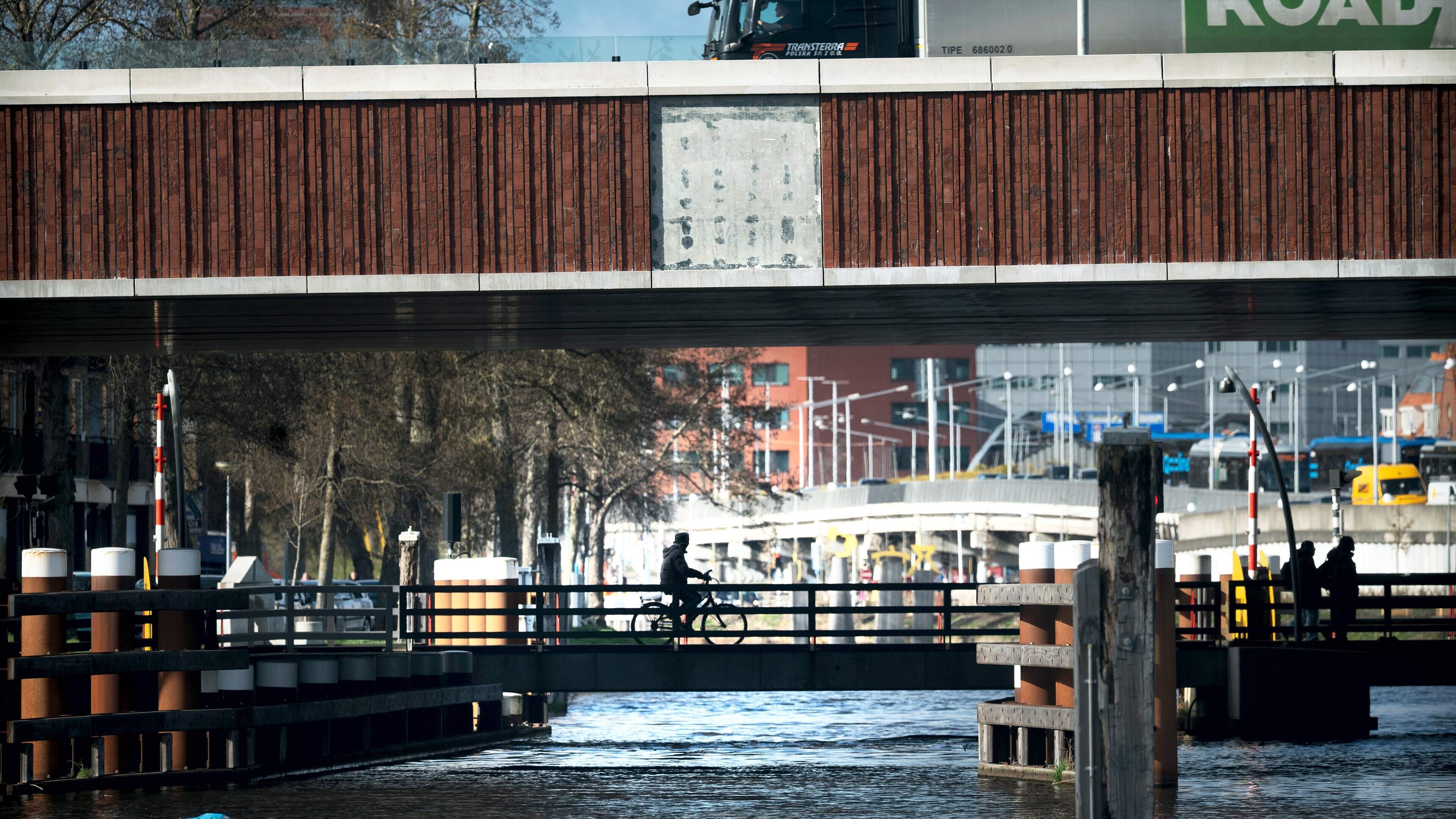 Bouwer Zuidelijke Ringweg Groningen test en herstelt álle gevelplaten. ‘Hele operatie: het is niet d