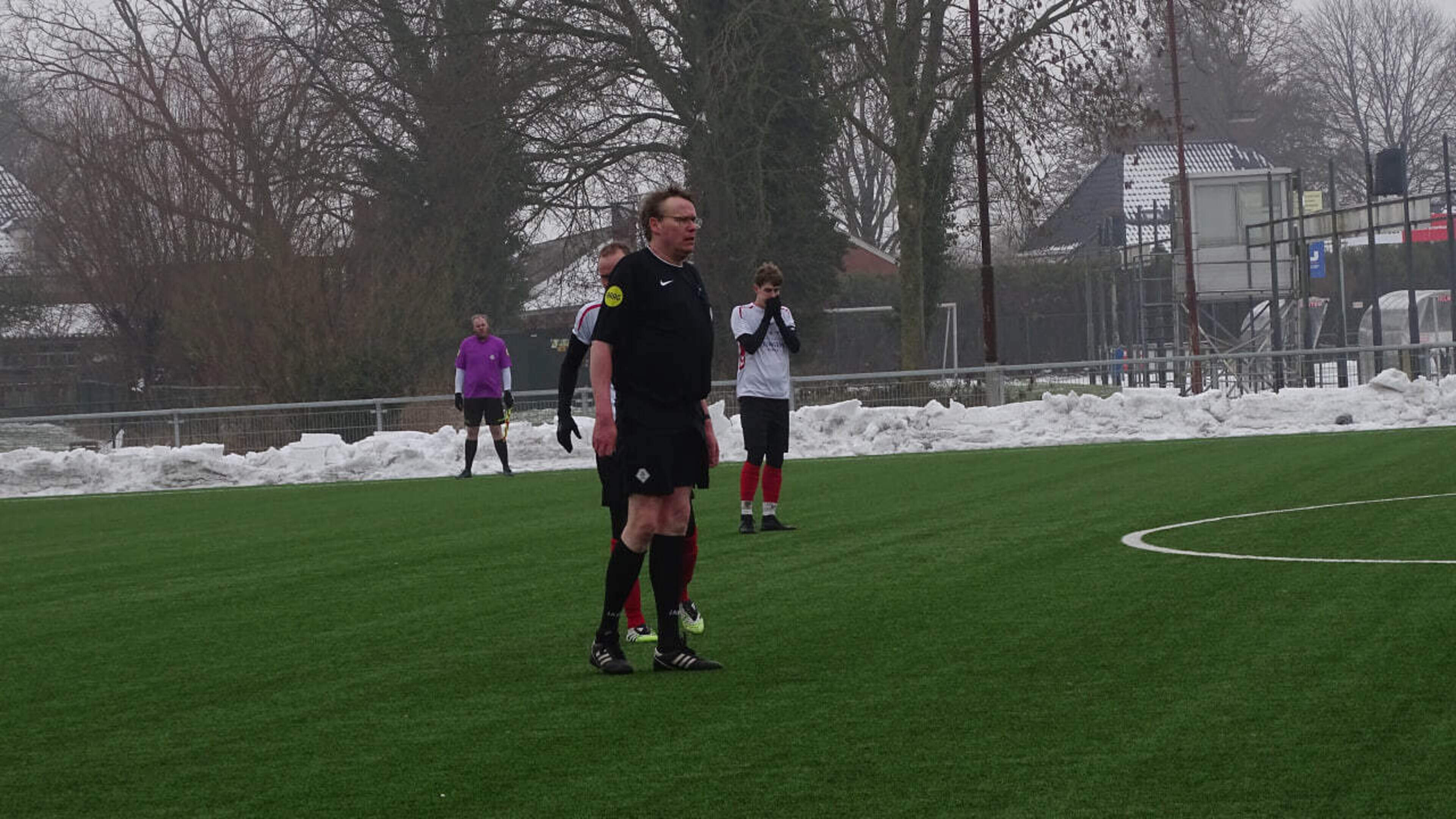 Boer en aanvoerder Thijs Sonneveld maakt veld sneeuwvrij. Zeven keer geel, één keer rood en vier doe