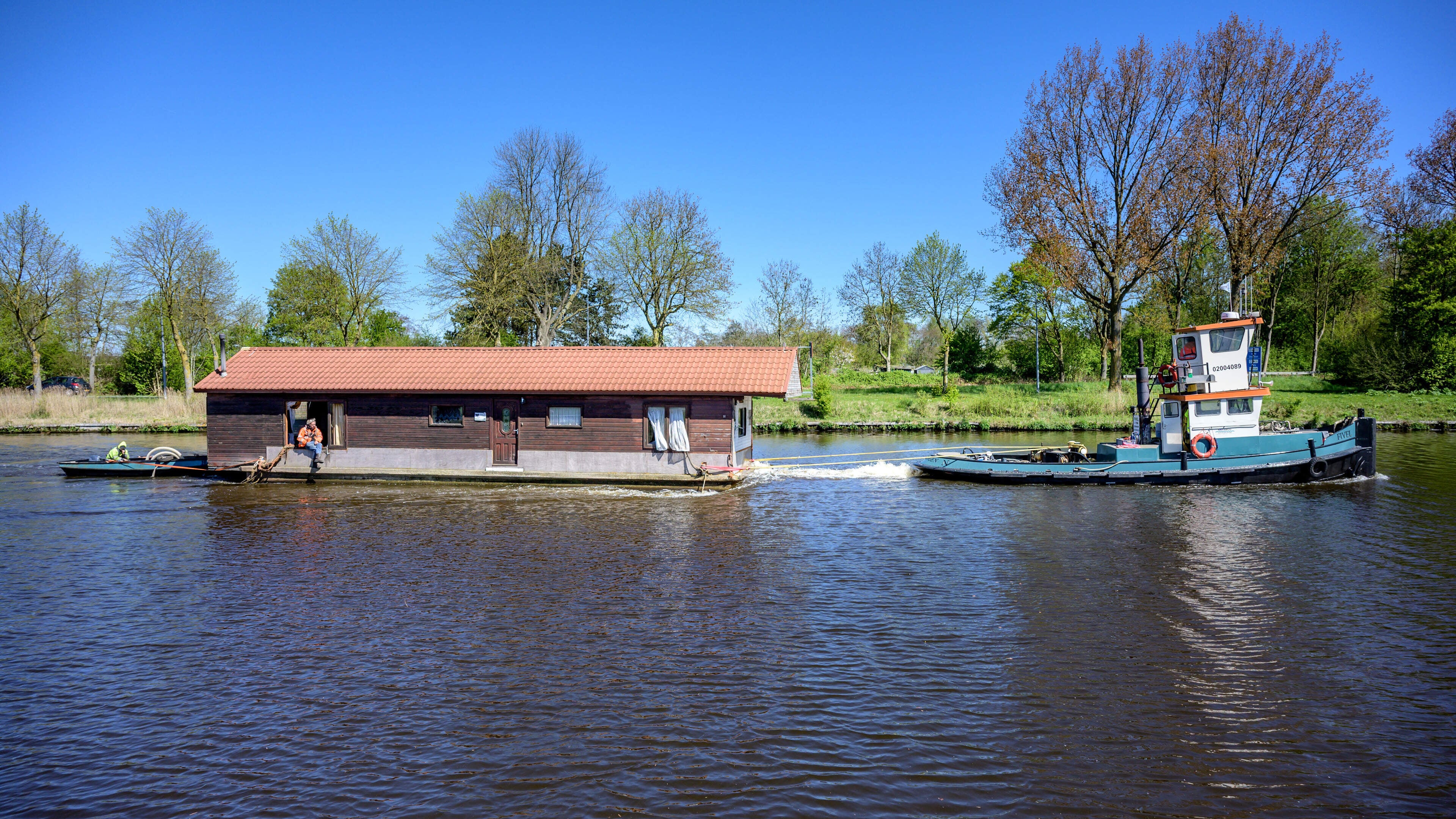 Scheepswrak verdwijnt na twee jaar uit Hoendiep bij Briltil, eigenaar draait op voor de kosten