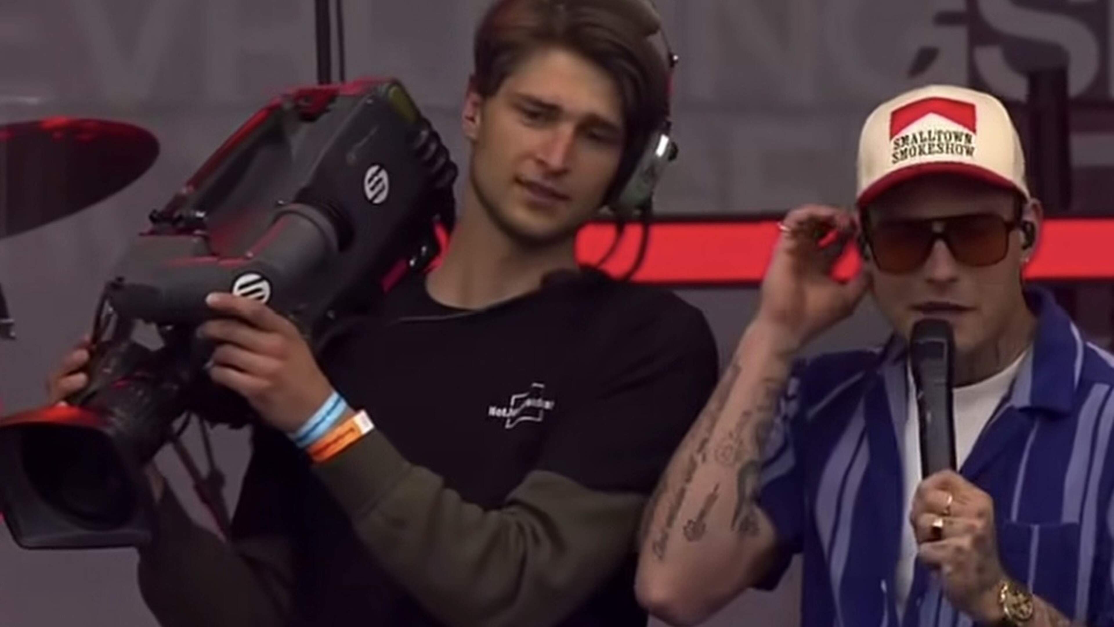 Douwe Bob regelt date voor cameraman Sander (25) met Bente (20) uit Gorredijk. ‘Mijn telefoon is ont