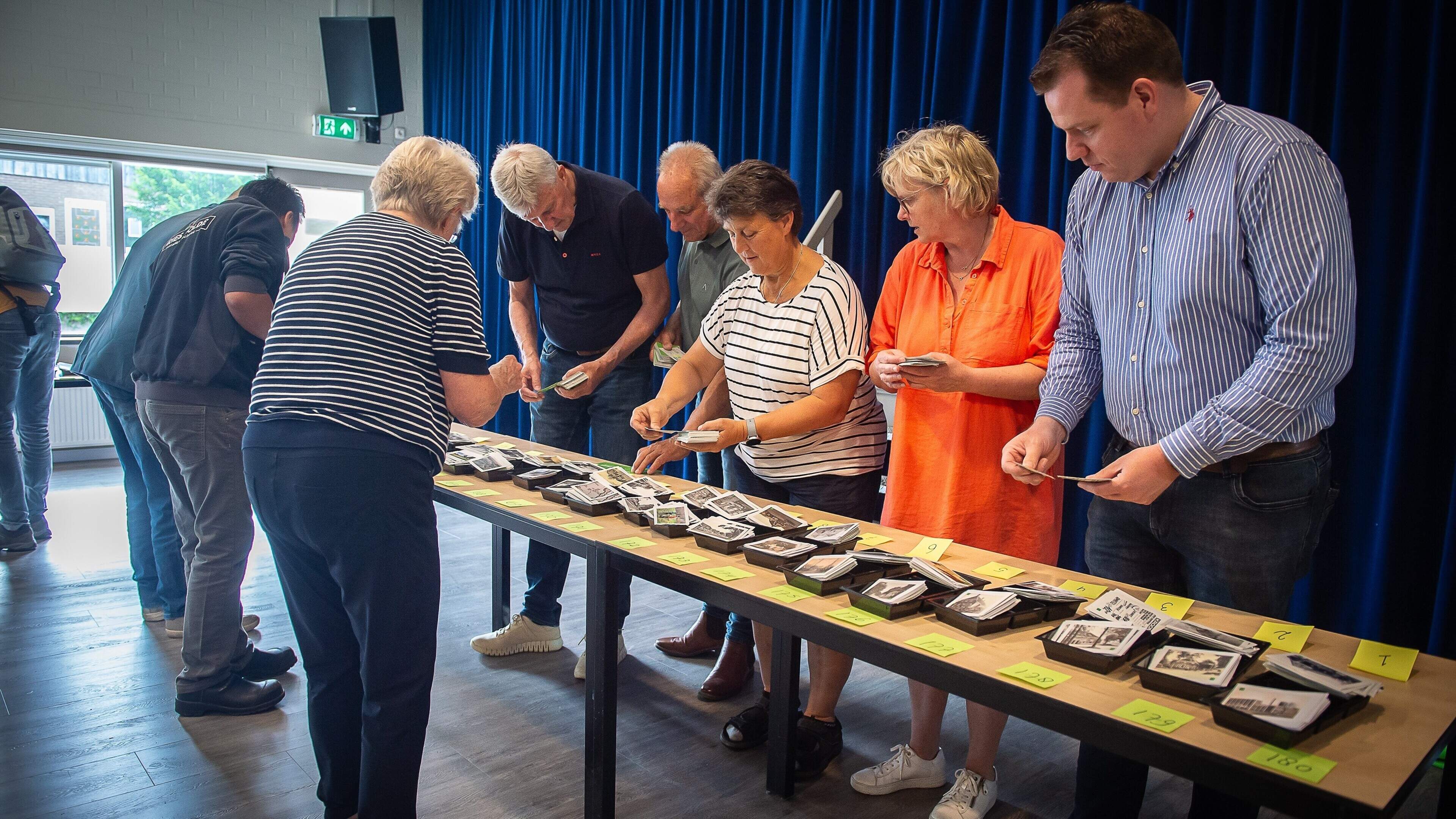 Op de ruilbeurs in Annen maken verzamelaars hun historische stickeralbum compleet