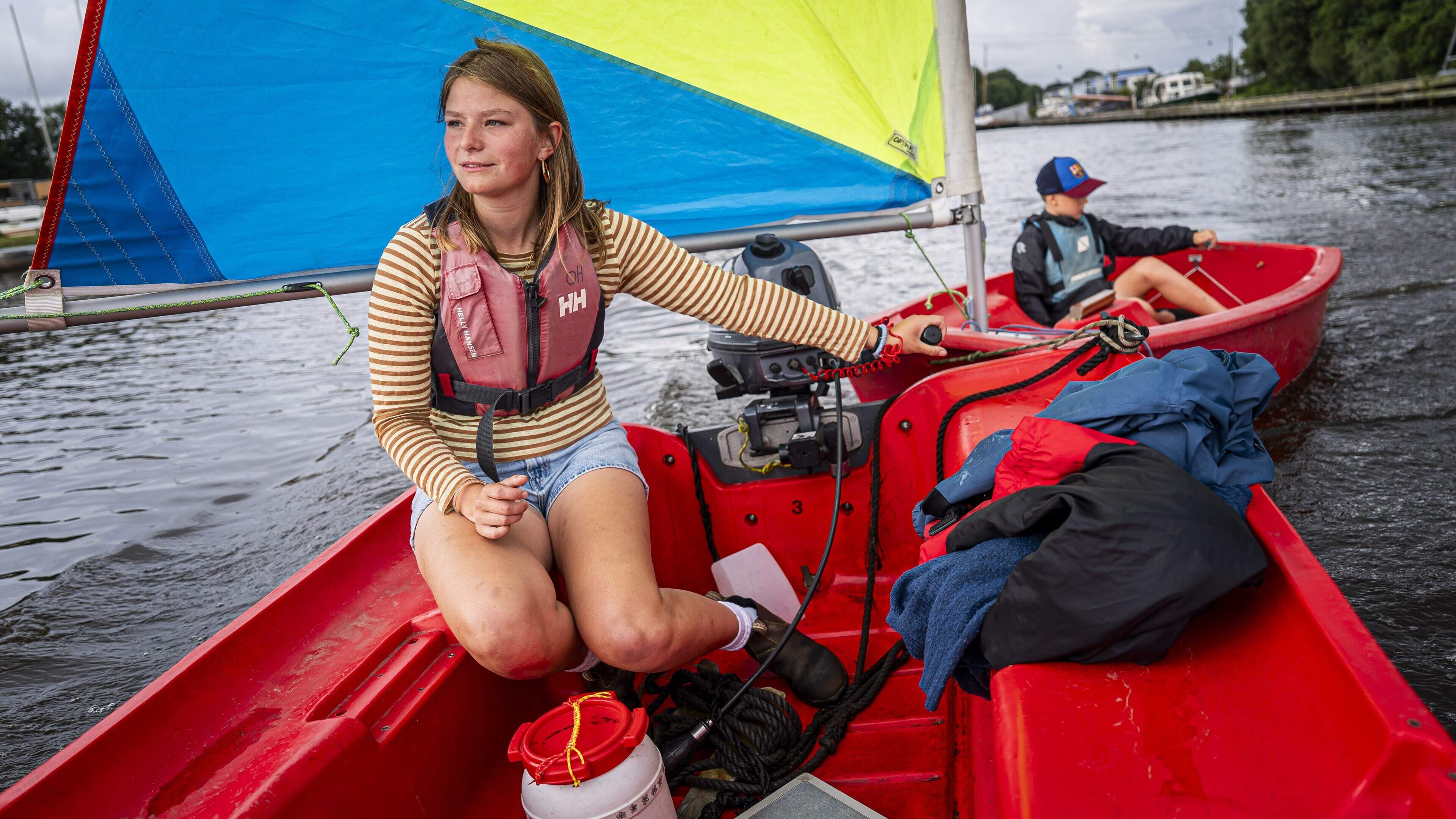 Student Iris (21) uit Groningen werkt in de zomervakantie als zeilinstructeur op het Zuidlaardermeer