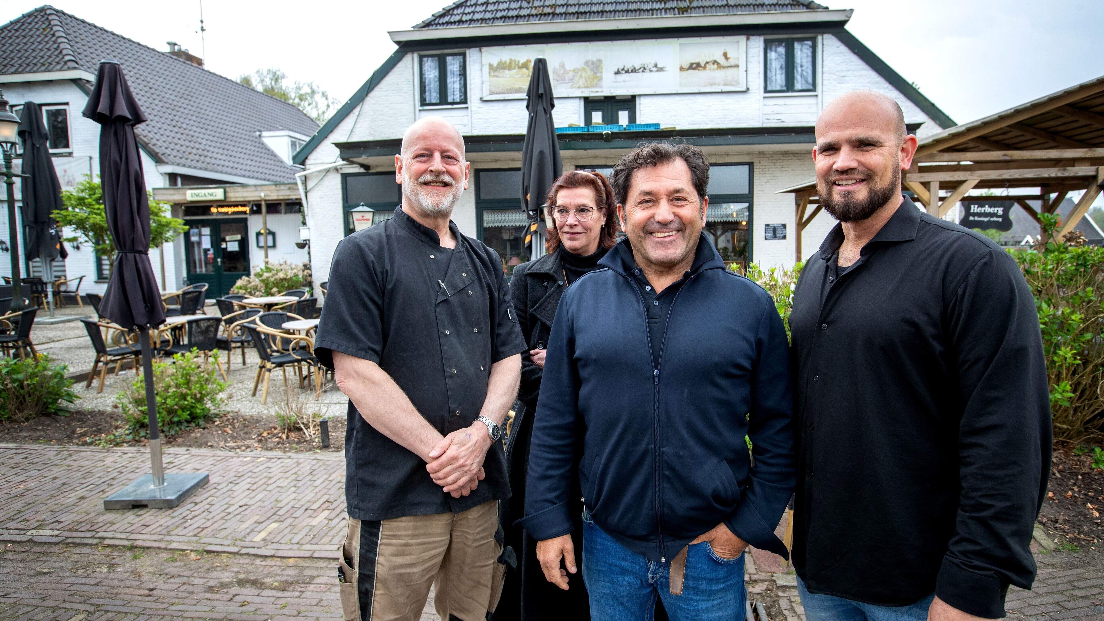 Pino (60), van Italiaans restaurant La Fornaccia, en Jeroen (44) nemen de Koningsherberg in Anloo ov