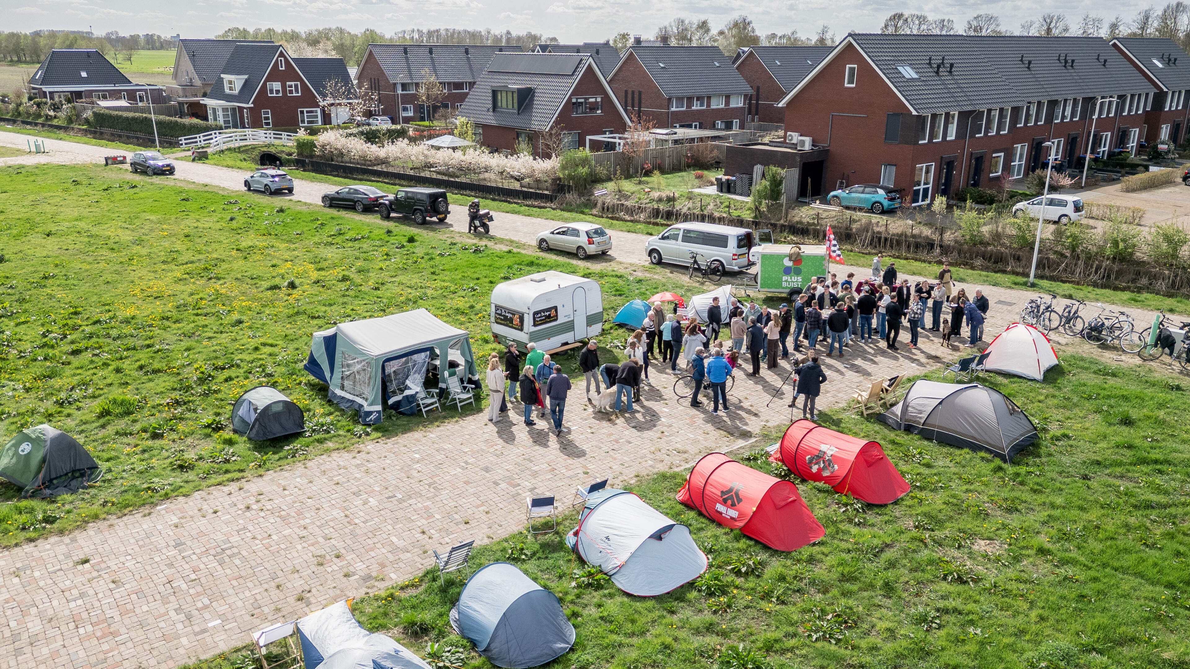 Protestactie tegen vertraging bouw starterswoningen in Nijeveen wordt feestje. 'Omwonende heeft bezw