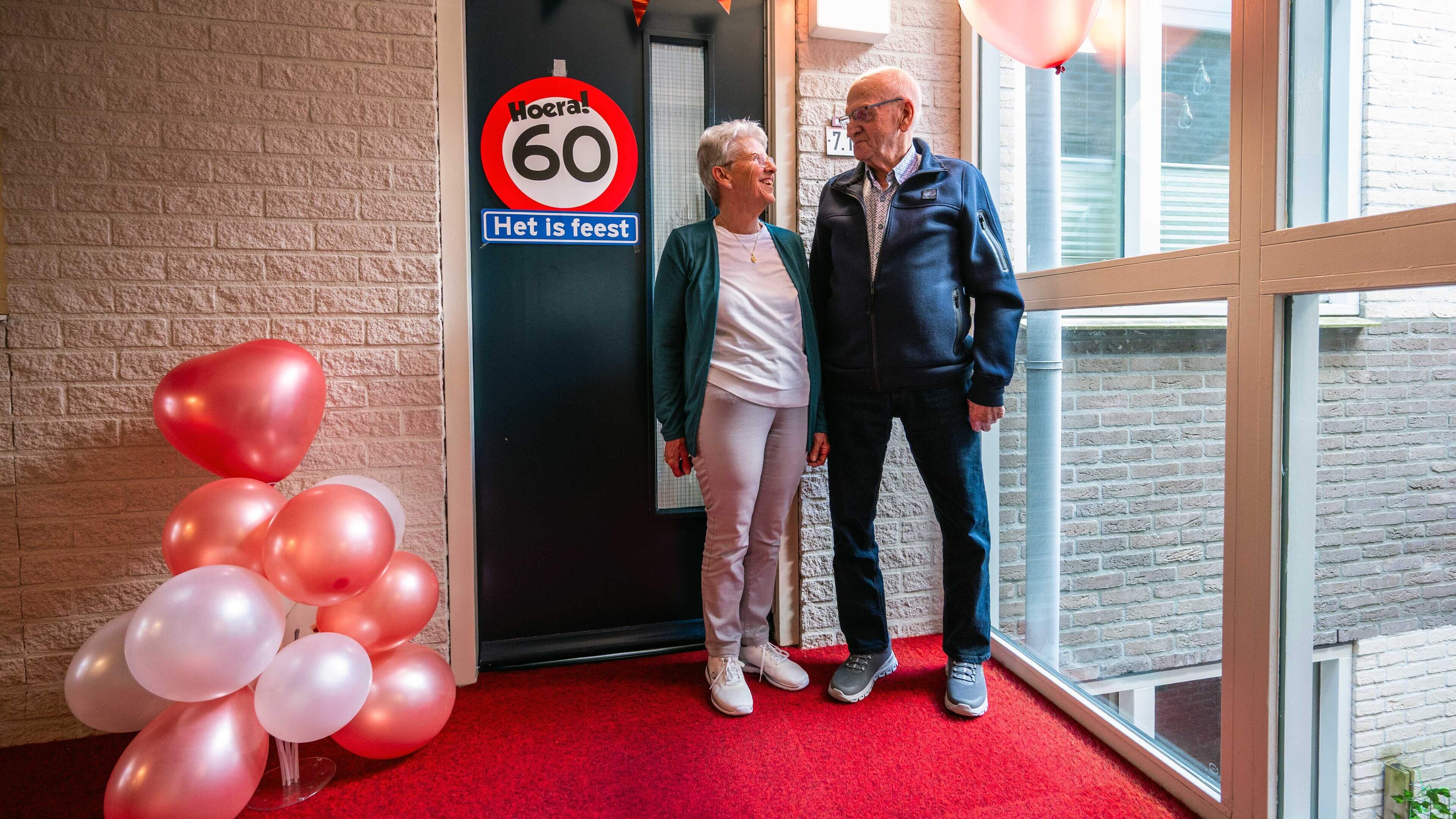 Roelie en Roelof Tiegelaar uit Beilen kwamen elkaar gewoon tegen op straat. Echtpaar viert 60-jarig 