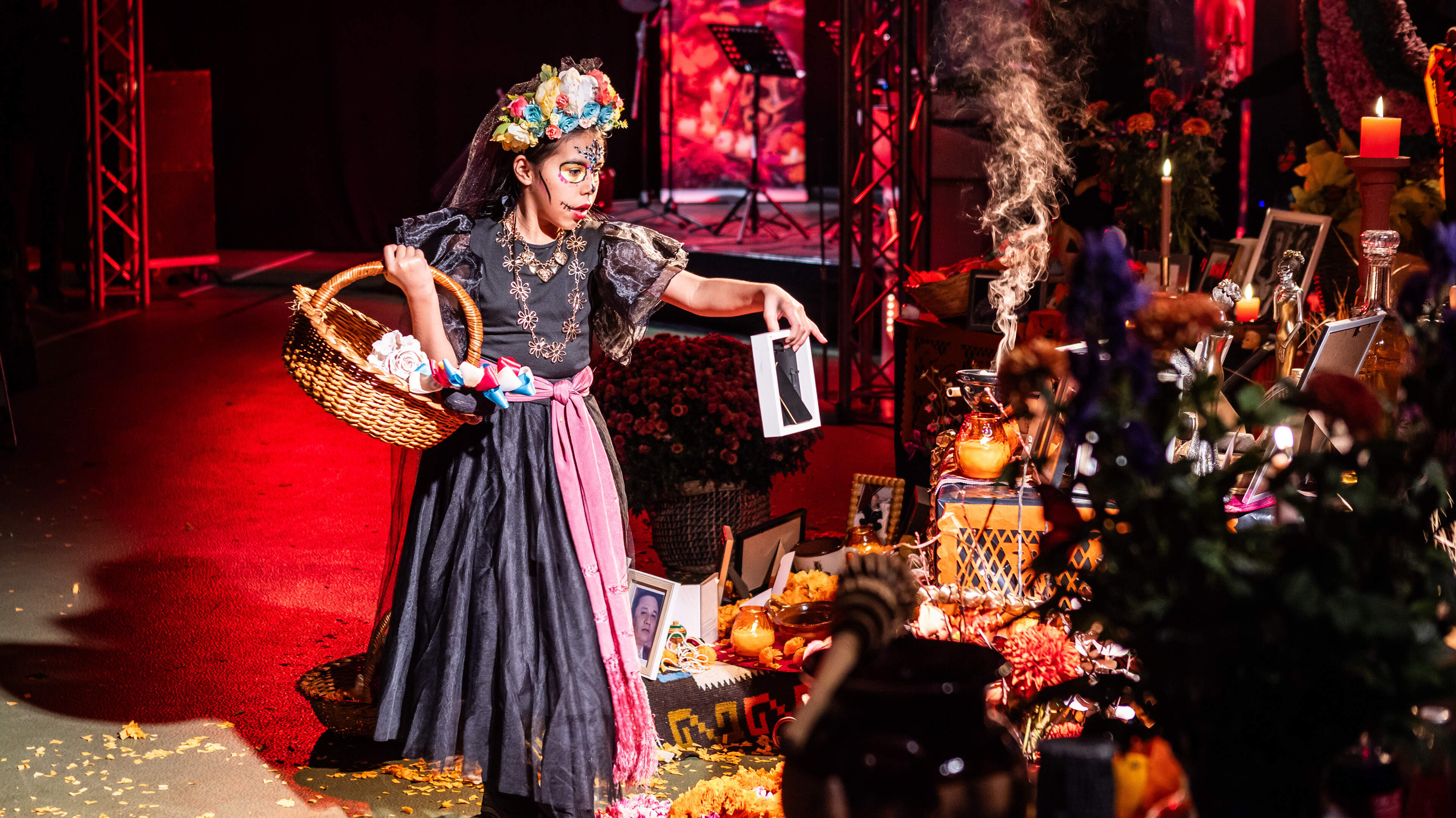 Mawi brengt Mexicaans Día de los Muertos naar Warffum. En hoe! ‘Waarom herdenken wij eigenlijk zo ha