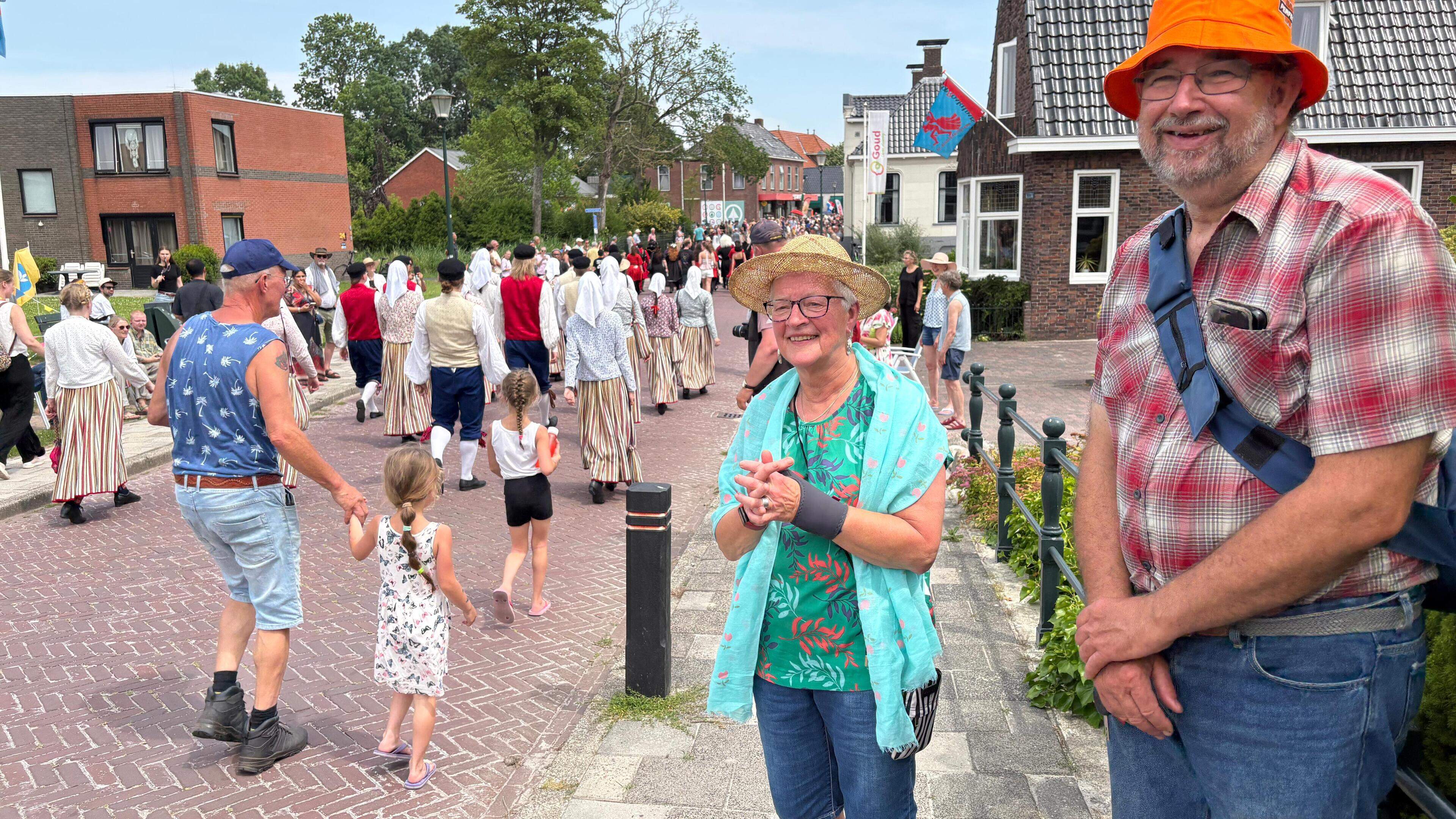 Kleurrijke Op Roakeldais-parade in de hitte door Warffum. ‘Prachtig! Ik ben op wereldreis’