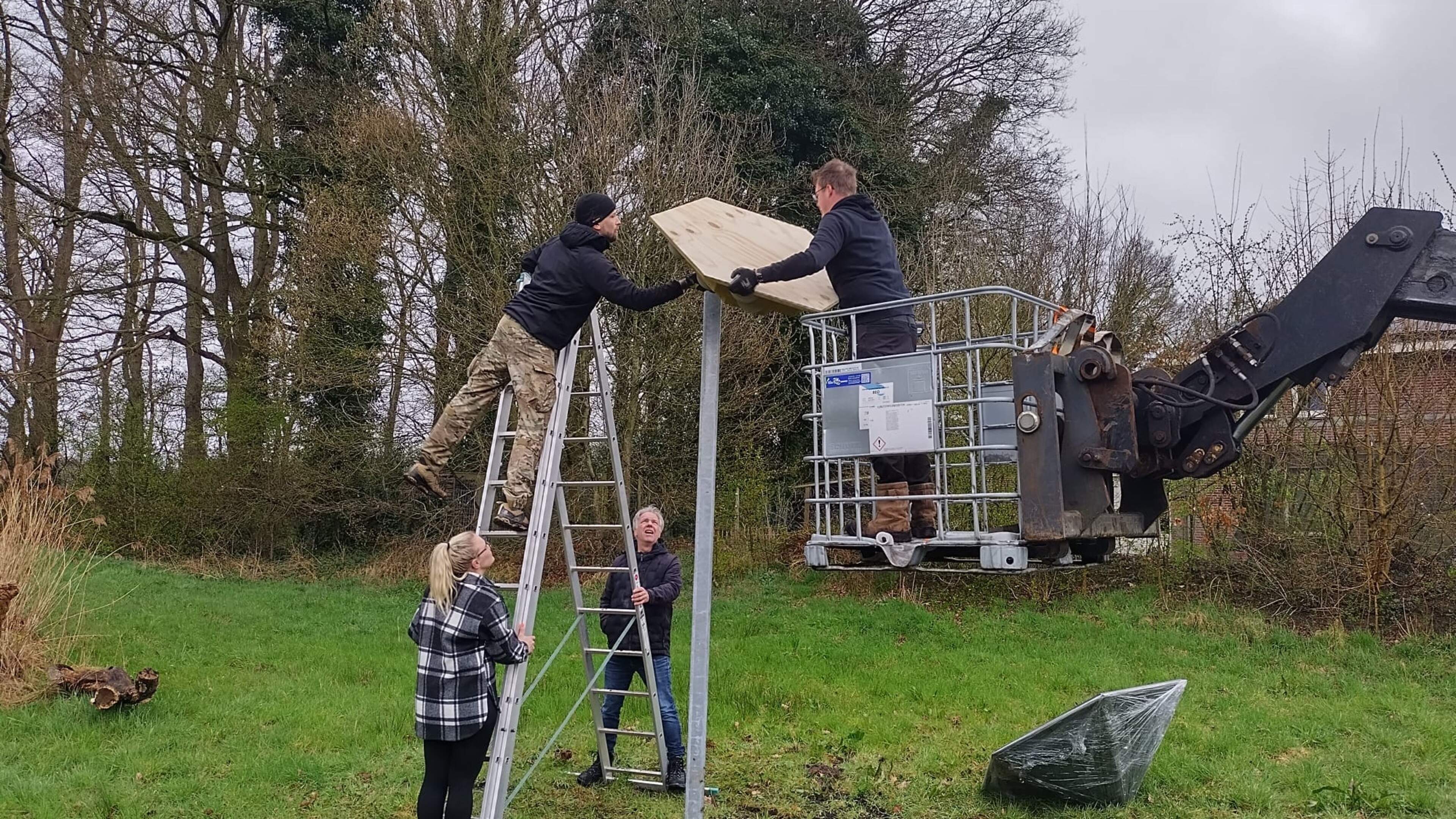 Zwaluwen in Hooghalen krijgen een eigen stek. Twee tillen zorgen voor een geschikte broedplek