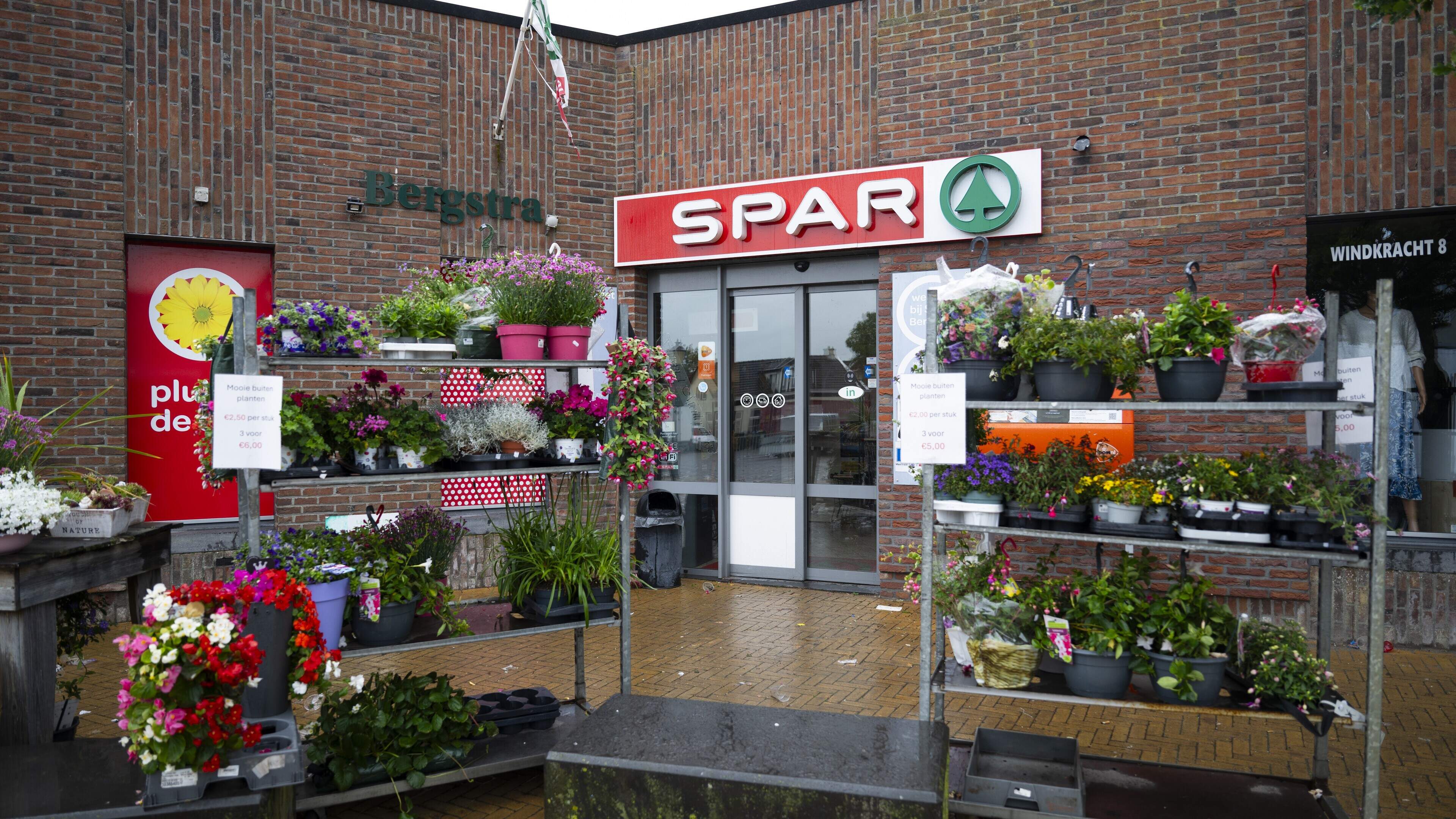 Supermarkt in Zoutkamp failliet. ‘We hebben keihard gewerkt, daarom doet dit ook zoveel pijn’, zegt 