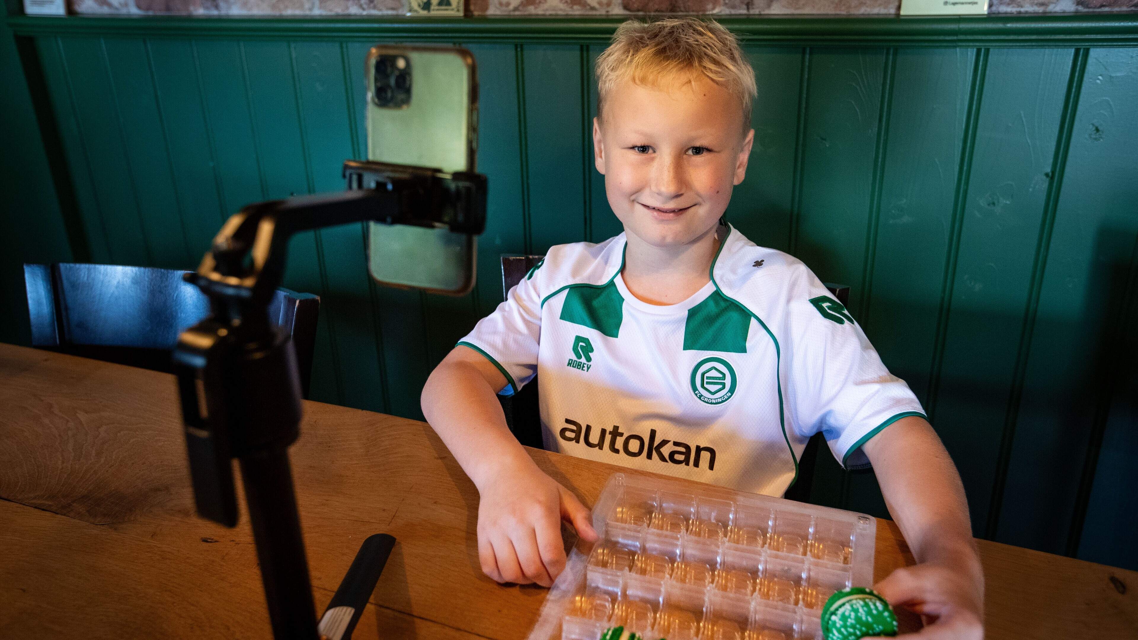 Dex (10) uit Buinen scoort met food reviews. ‘Ik trek een gek gezicht, dat vinden mensen leuk’