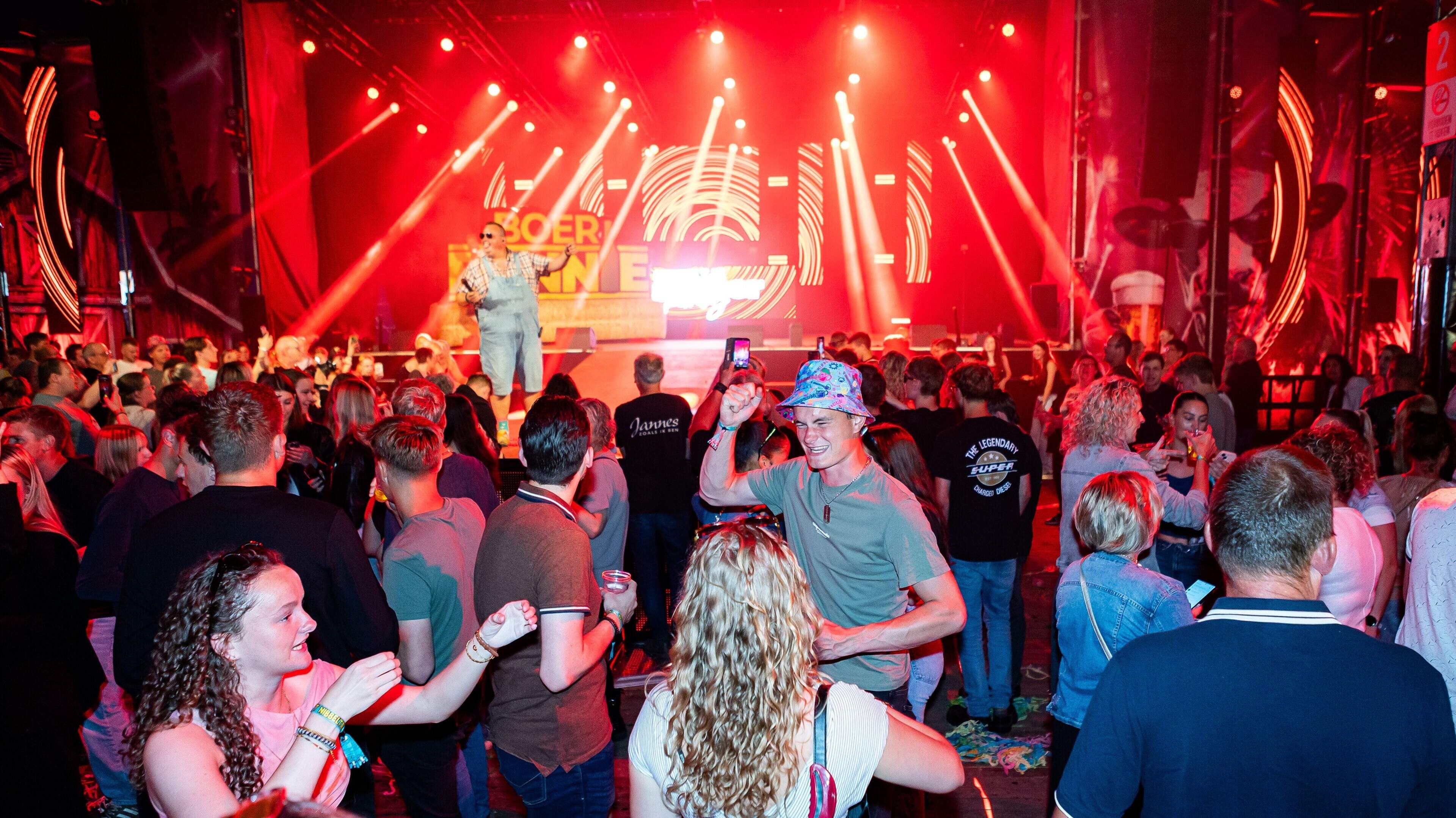 Hoe dertien vrienden het feest van het jaar bouwen in Midwolda. Stef (26): ‘Als ik om me heen kijk, 