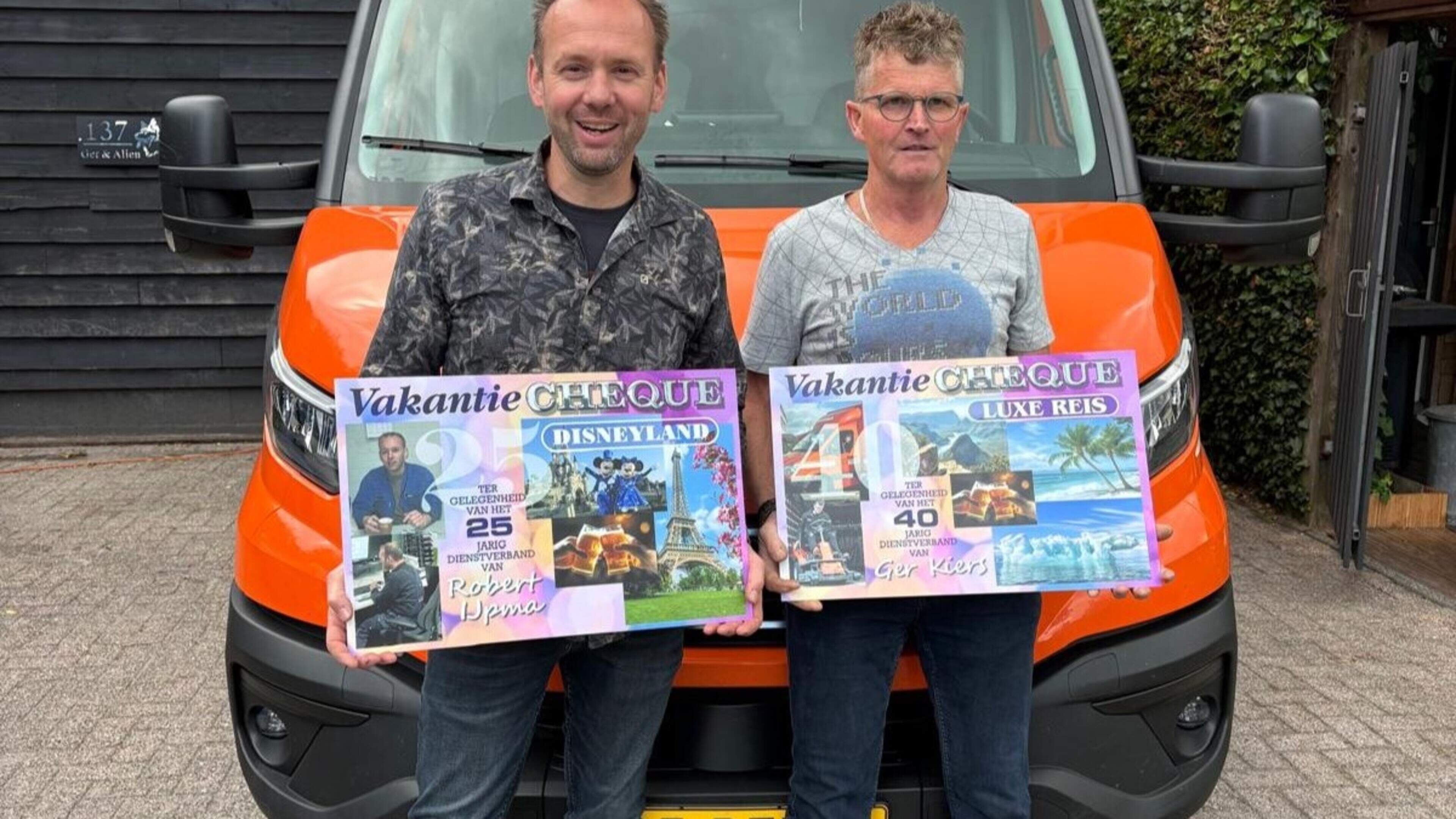 Twee jubilea bij Bosma Tuinmachines Smilde. Ger Kiers en Robert IJpma kunnen een mooie reis maken