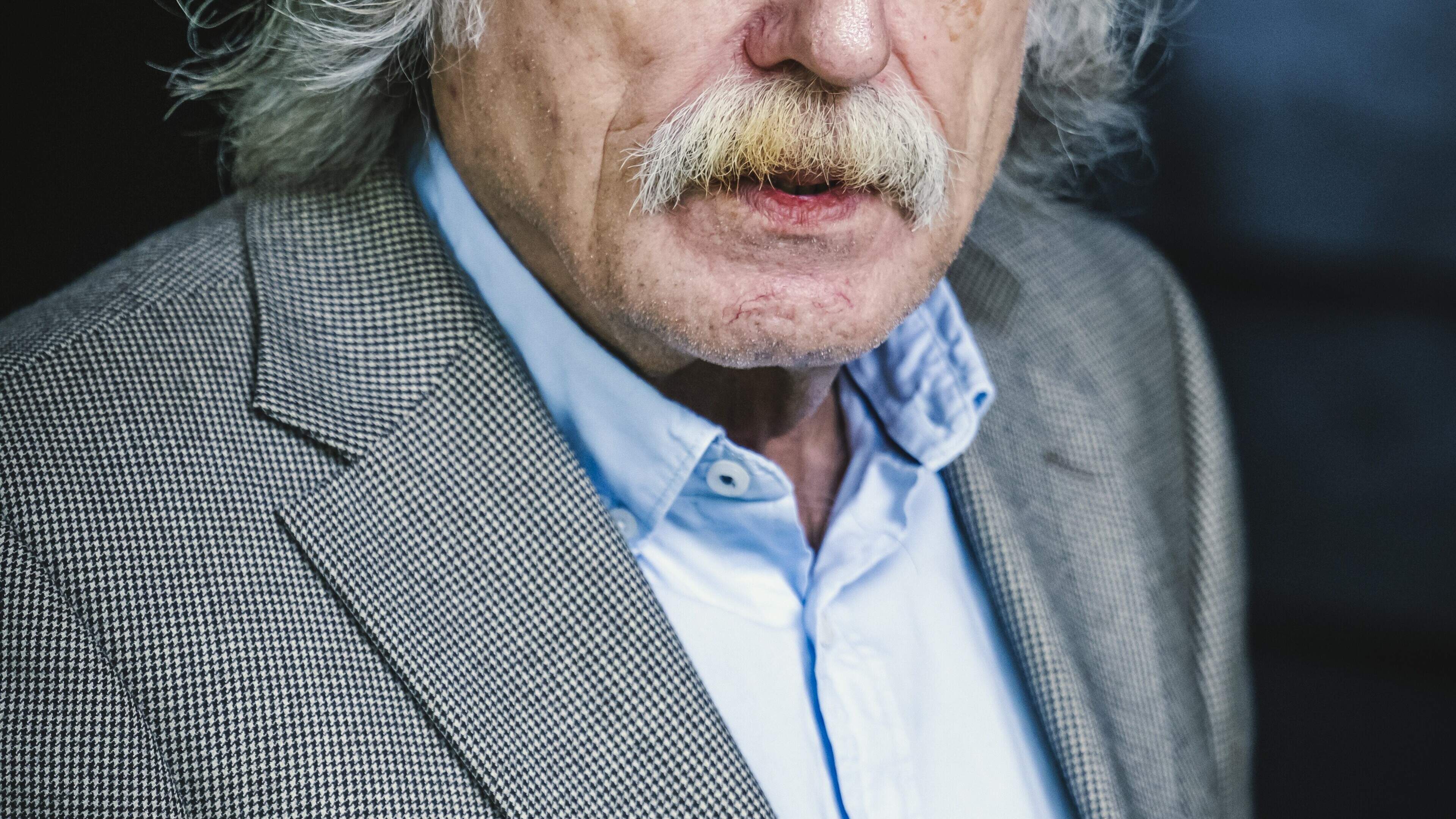 Johan Derksen (77), geestelijk onafhankelijk of ronduit ordinair? ‘Het zal me worst zijn wat de meut
