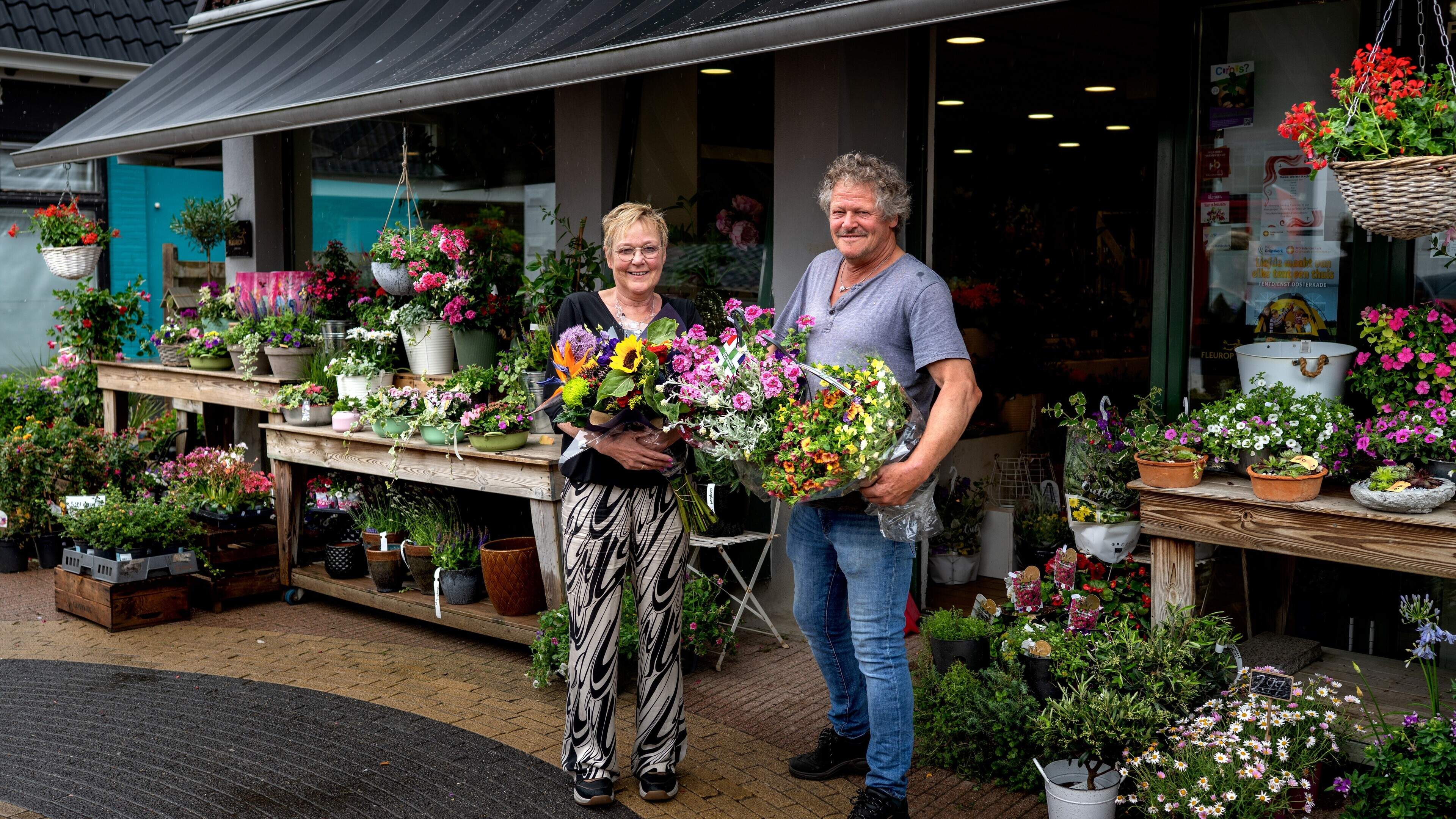 Els (66) en Jan (69) uit Grijpskerk stoppen na 35 jaar met Bloemenhuis Drint. ‘Een boeket Máxima was