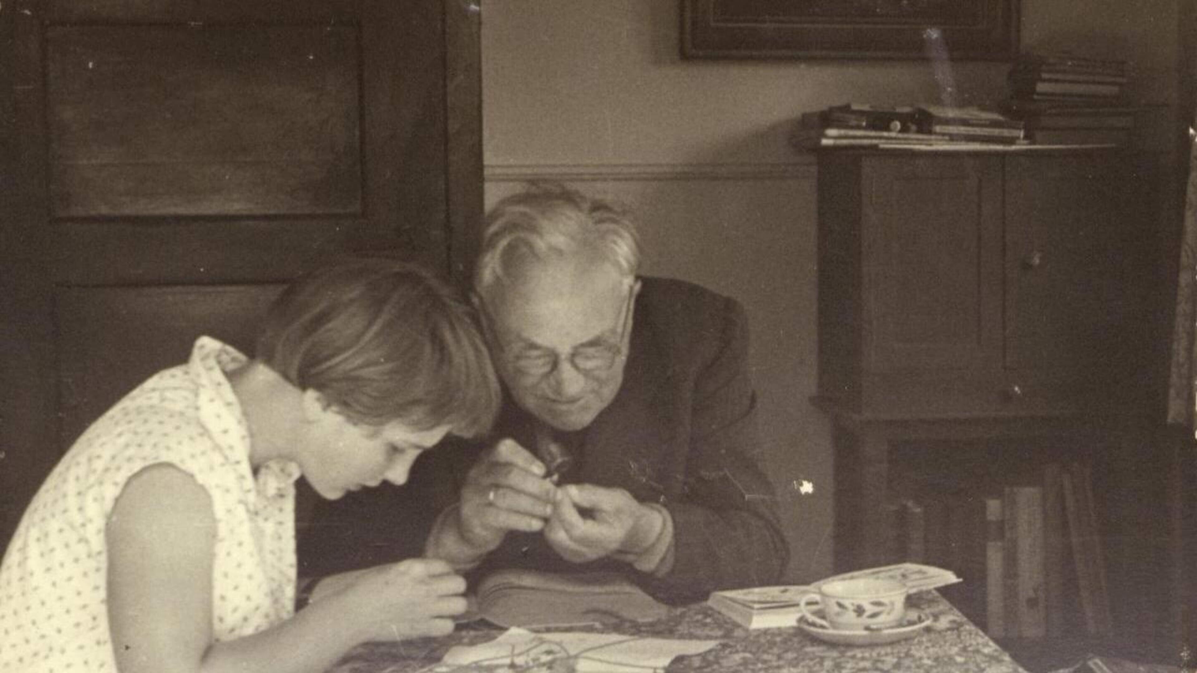 Op pad met archeoloog Albert van Giffen tijdens audiowandeling bij OERmuseum Diever