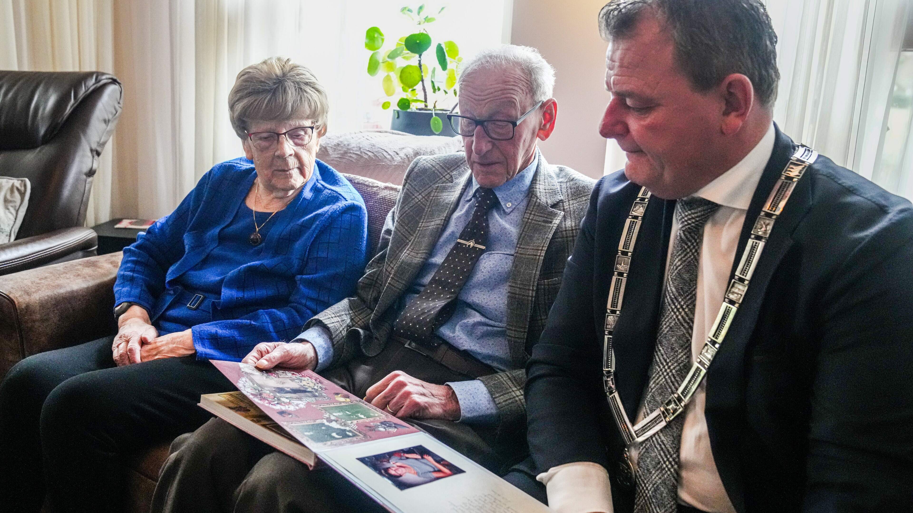 Corrie (91) en Ad (92) uit Sleen hadden aan één blik genoeg. ‘Met haar ga ik dansen. Wat een schoonh