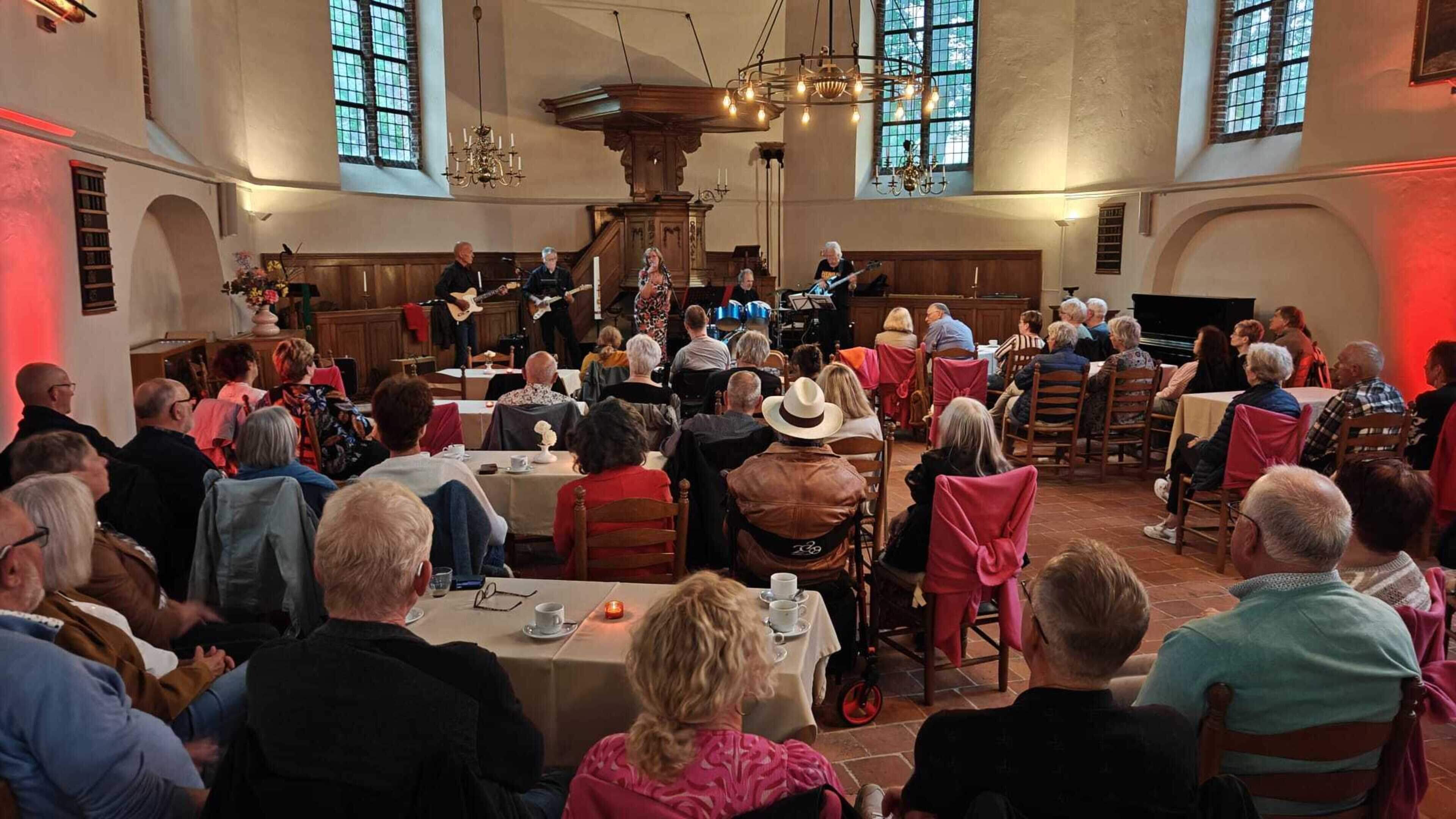 Zwoele Zomeravond in Westerbork oogst lof. Bezoekers genieten van lekker eten en mooie muziek