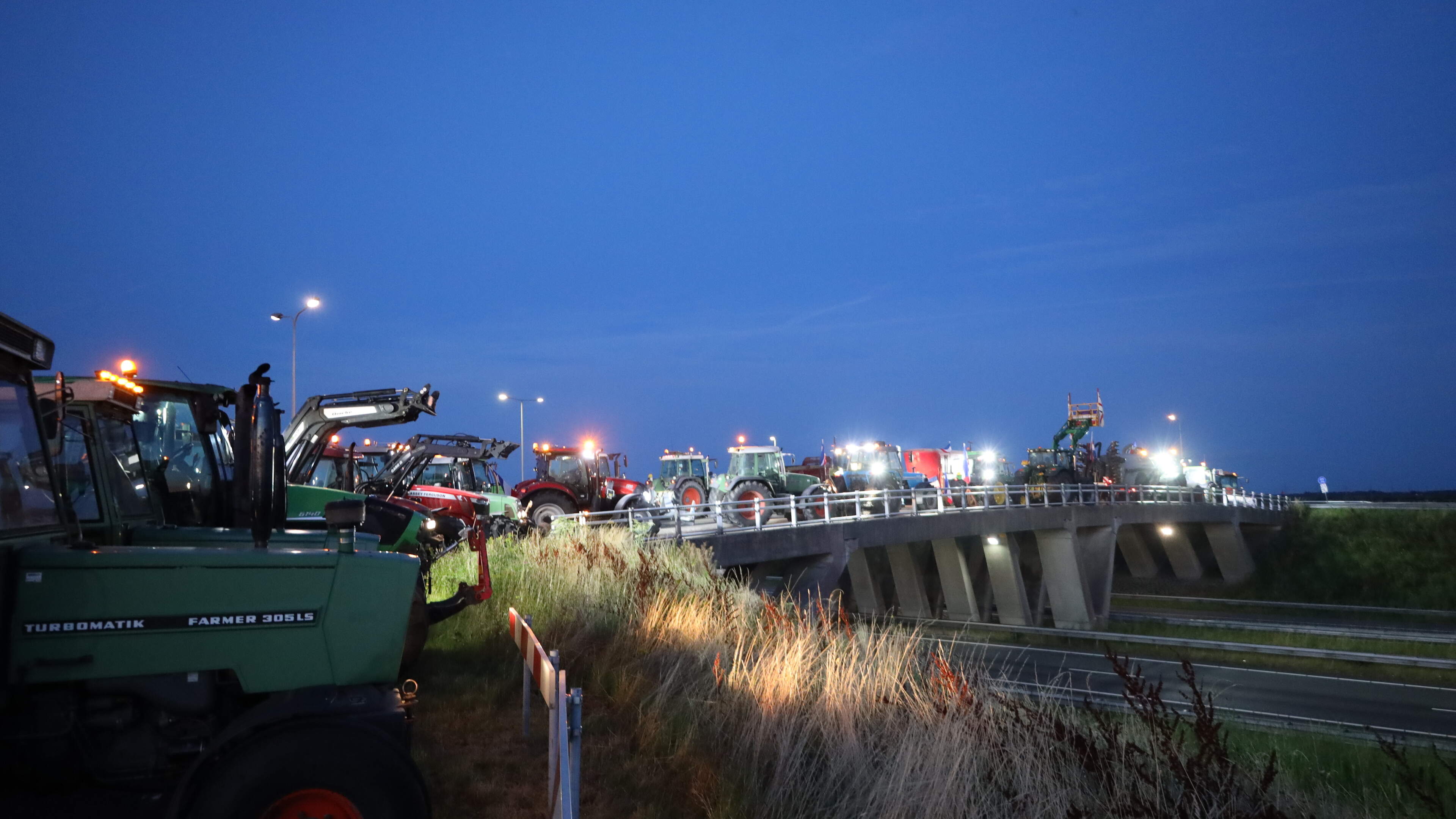 Steekincident in Emmer-Compascuum en boeren voeren actie op viaduct A7 bij Westpoort