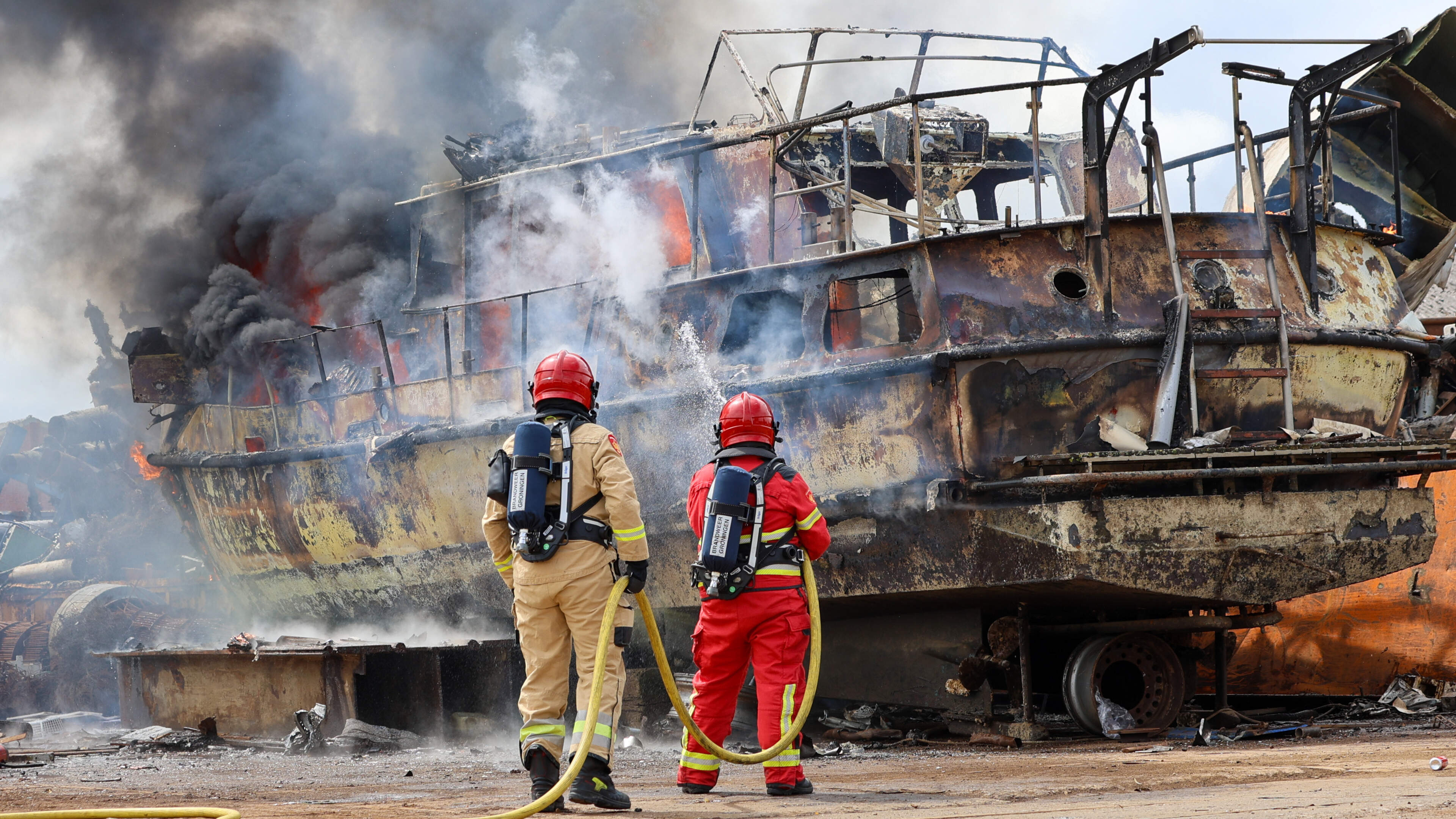 Brand in sloopboot in Winschoten. Politiewagen rijdt fietser aan in Groningen