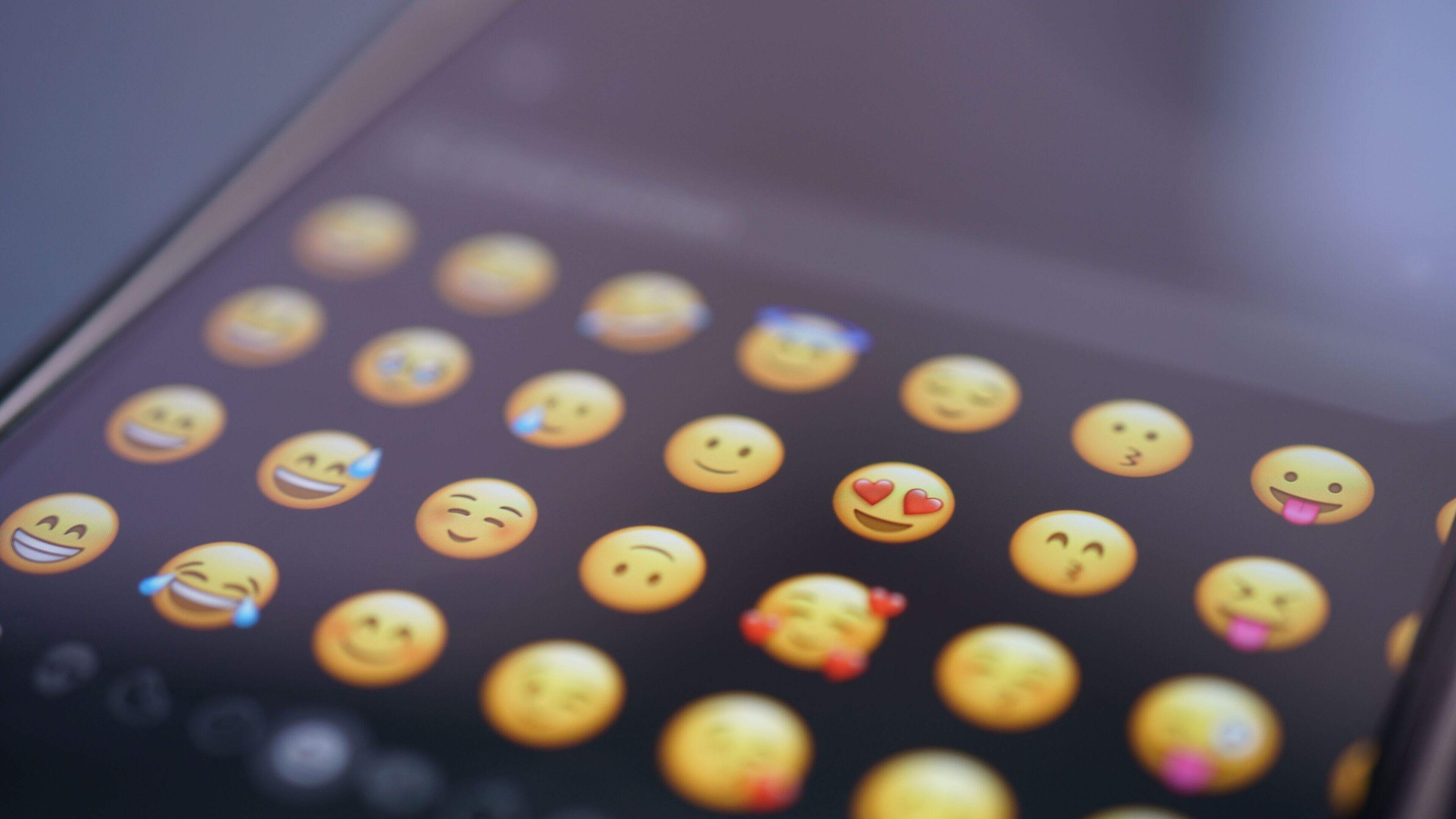 Het is vandaag Wereld Emojidag, maar waarom eigenlijk? Deze icoontjes worden het meest gebruikt