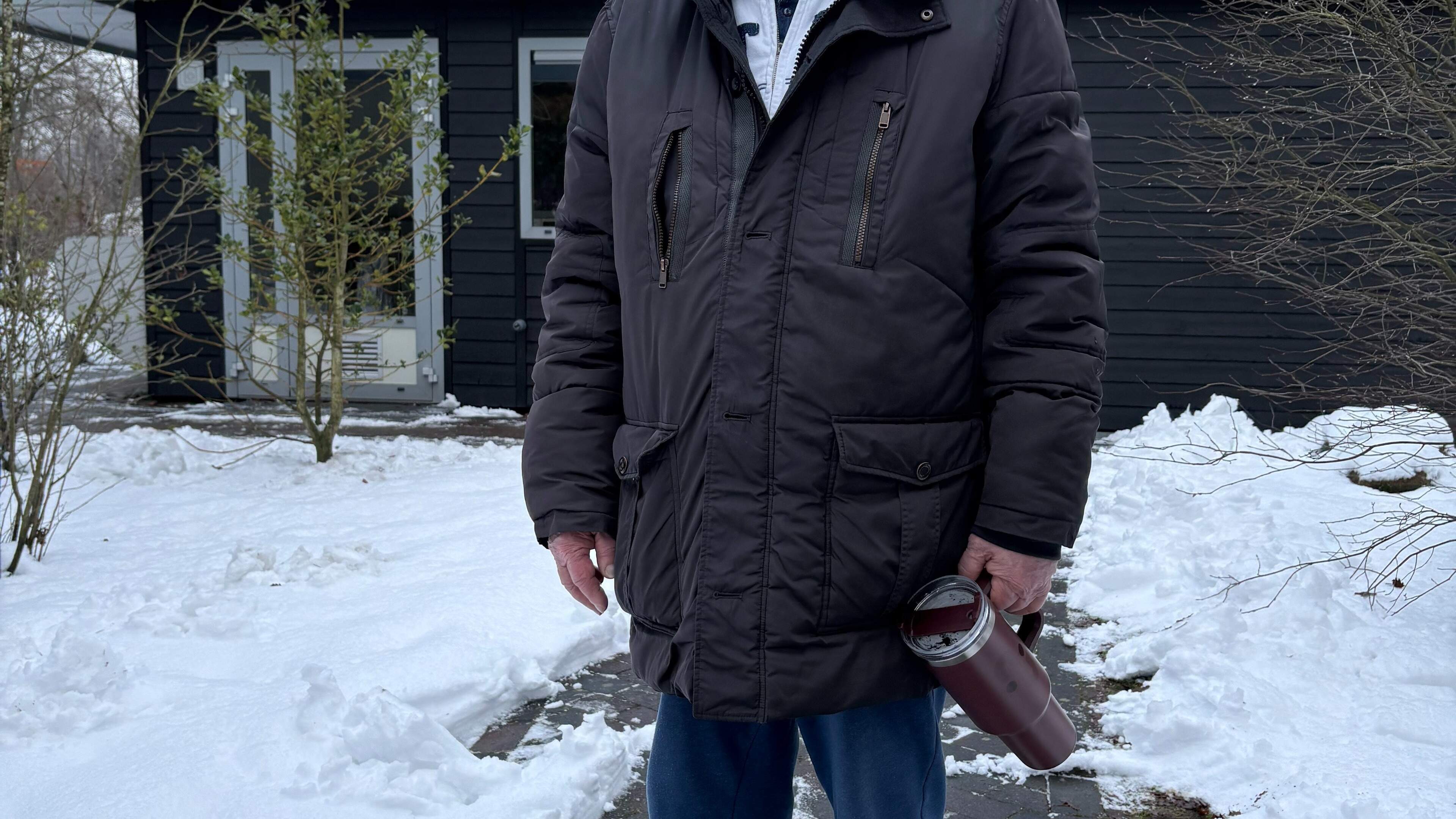 Arjan (50) en Klaassiena (39) uit Haulerwijk laten zich insneeuwen met hun camper in Dwingeloo: ‘Het