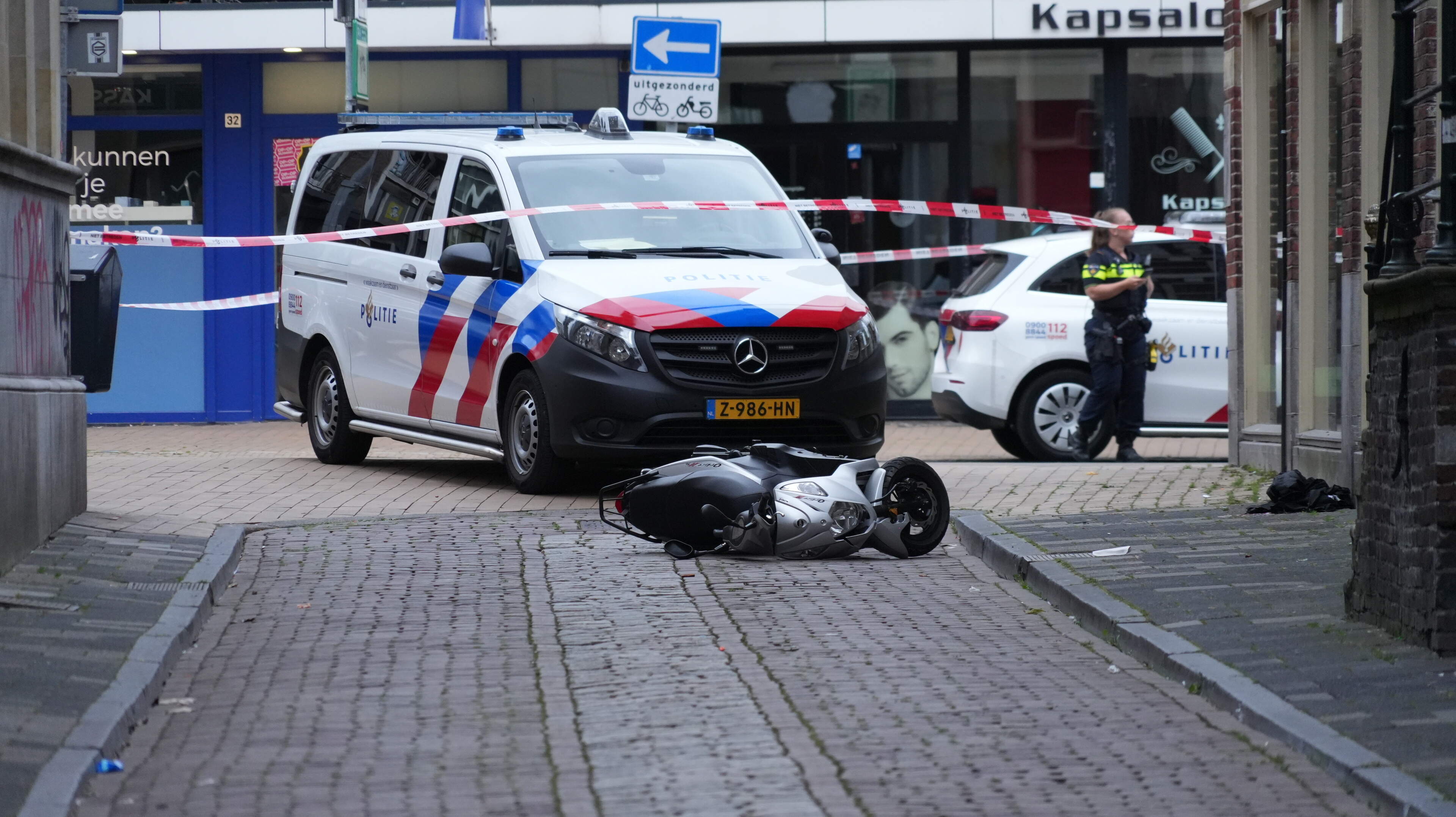 Scooterrijder zwaargewond na achtervolging door politie in Groningen en Twee doden bij ongeluk bij D
