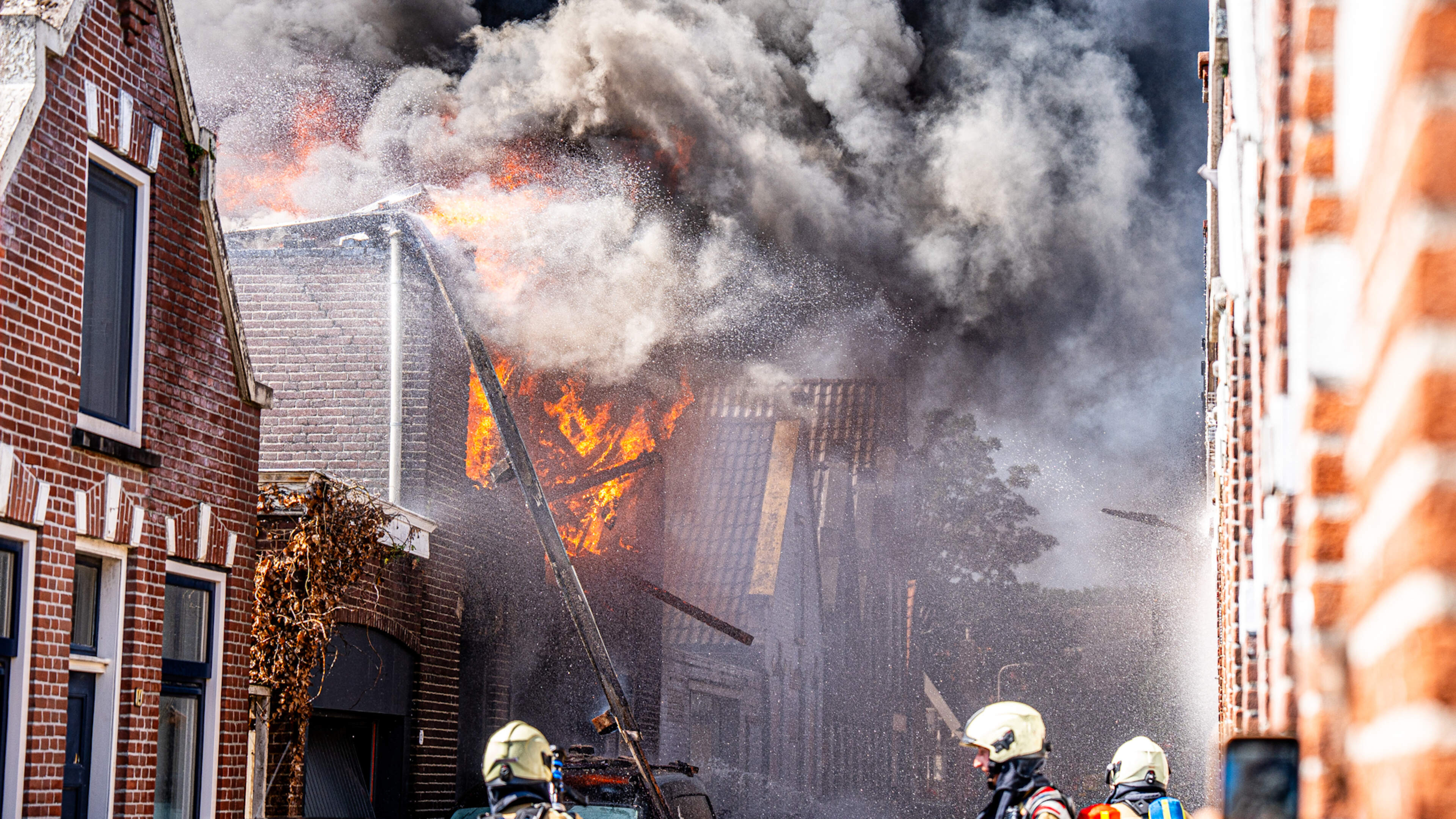 Monique (50) uit Meppel moet haar huis uit vanwege grote brand bij slagerij: ’Ik ben blij dat mijn k