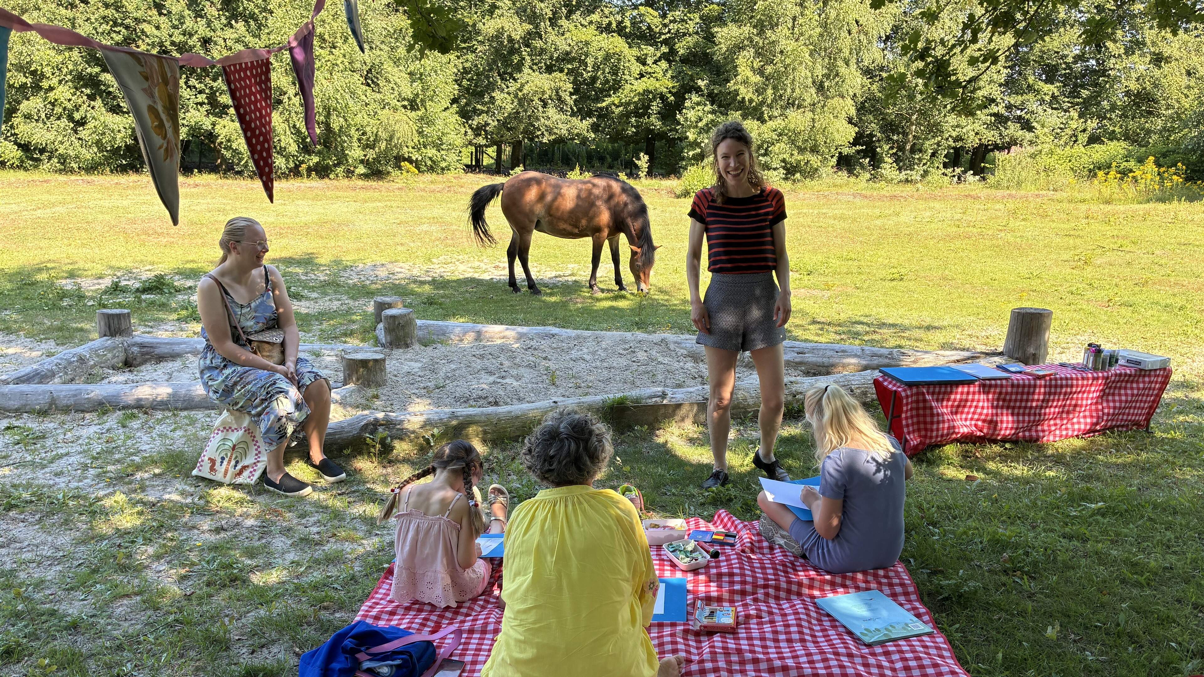 Verhalenpad in Kolham. Veendammer Eza Weijer boeit kinderen en pony