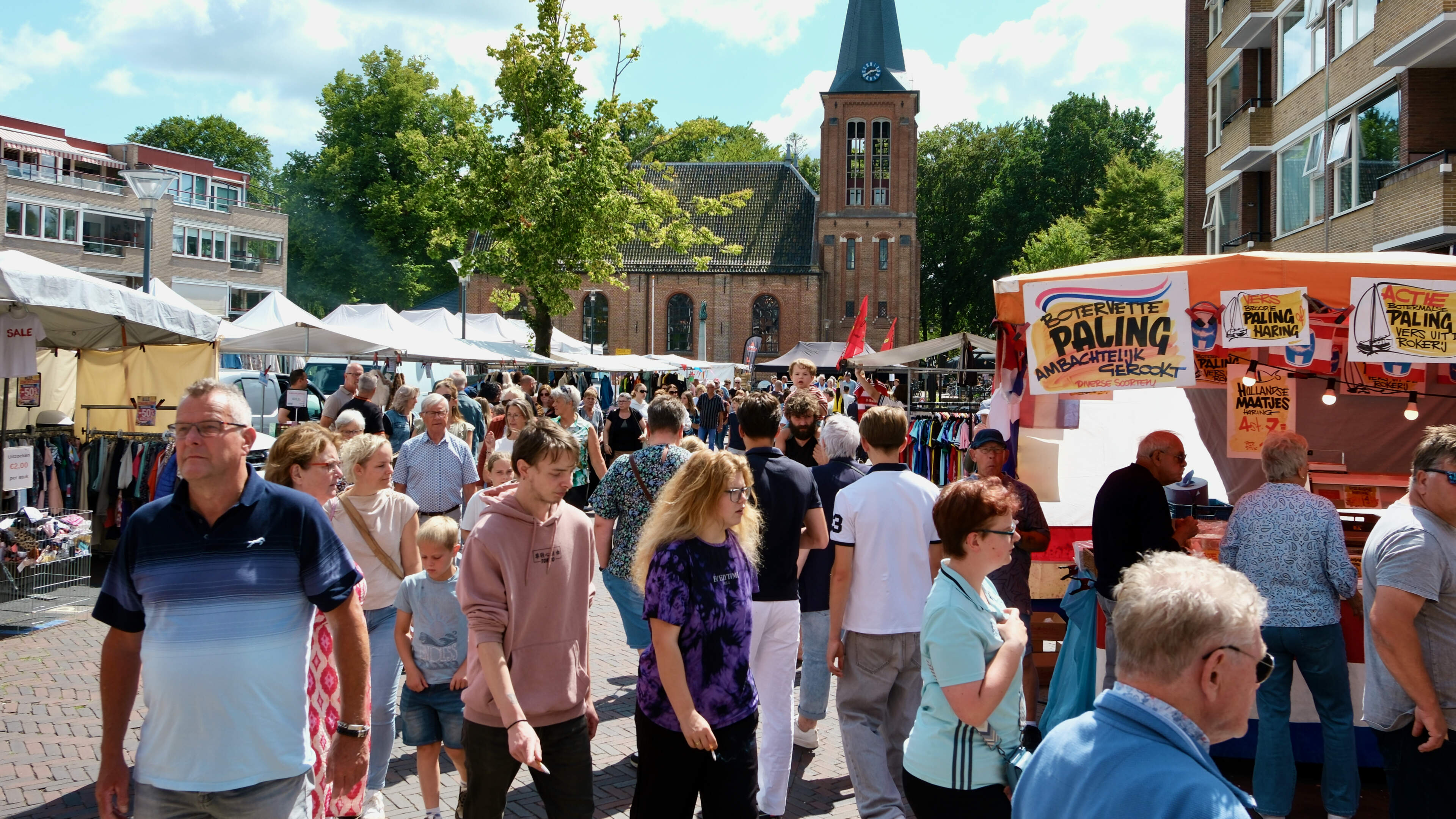 Livemuziek, volle terrassen en slenterend publiek. Gezelligheid troef op Vakantiemarkt Veendam